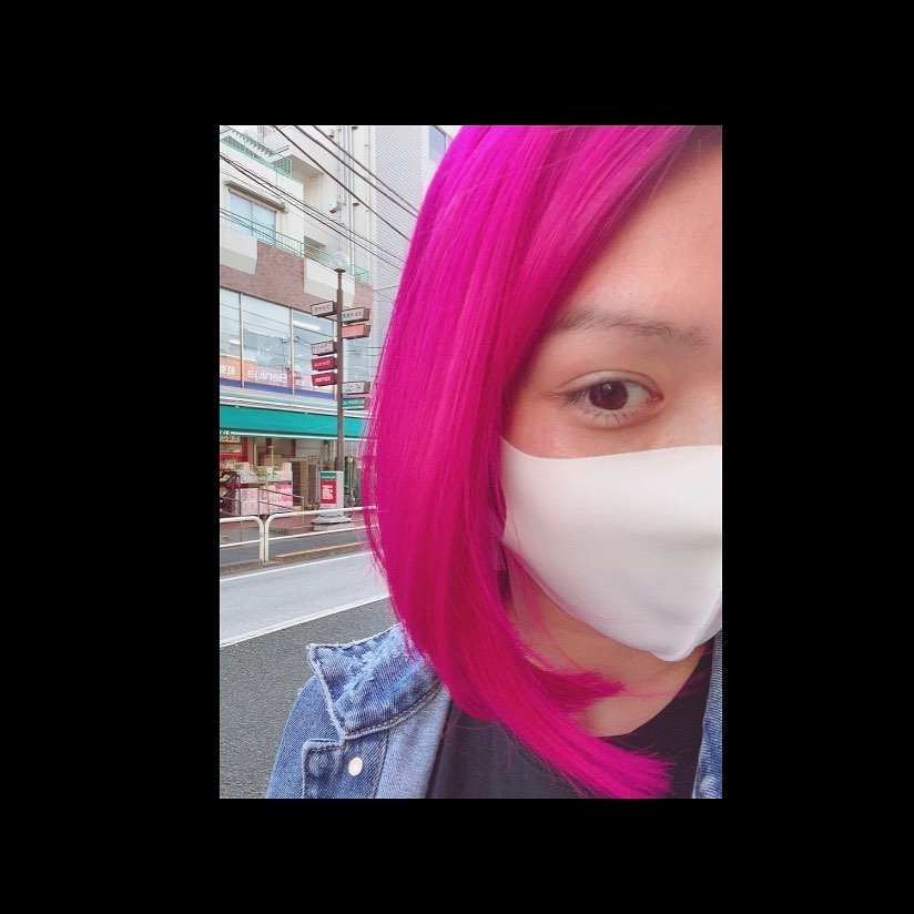 ダンドイ舞莉花のインスタグラム：「New hair!  #newhairnewmood #pinkombrehair #pinkhair #ピンクヘアー #35mm #herewego #35mmamusicalexhibition #いよいよ #明日小屋入り #本日最終稽古」
