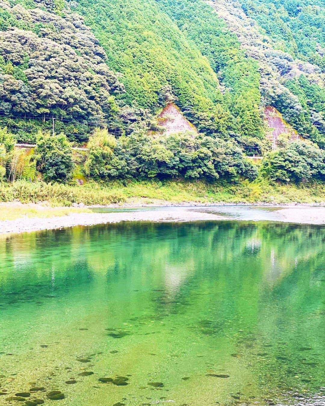 石井里奈さんのインスタグラム写真 - (石井里奈Instagram)「こんばんは✨今夜も高知編✨ . 高知は本当に自然豊かで、山も川も海も近いので1日でいろんなアクティビティを楽しめるのも魅力の1つ❤️✨ . おうちでテレワークすることが多くなった今、自然に触れるのは最高にリフレッシュになります✨🥺✨ . まずは仁淀川でカヌー体験🛶 森林浴しながら、絶景に癒されるカヌー体験✨ラフティングなどもやっていて高知の人気アクティビティなの❤️✨ 綺麗な緑が川に映えてとっても綺麗でした💕🥺✨ . そのあとは高知のインスタ映えスポットとして有名な仁淀ブルーを観に🚗✨ 写真の通り、実物も綺麗なブルーで、ずっと景色をみながらぼーっとしていたい素敵な場所でした💕 . 専用の階段を降りている間に仁淀ブルーが垣間見えてそれもまたドキドキ感🙆‍♀️💕どんな景色でも絵になります🙆‍♀️ . お母さんともたくさん写真撮れてよかった🥰❤️他にも高知にはまだまだ自然豊かでおすすめしたいスポットがあるのでそれはまた投稿します🙋‍♀️笑（紹介したいところがありすぎる！） . 特にリフレッシュしたい方、パワーを分けてもらいたい方は、高知旅行をお勧めしたいです🙆‍♀️❤️ . 今日もお疲れ様でした✨ . #高知県 #高知観光 #高知自然体験 #高知観光リカバリーキャンペーン #pr #四国旅行 #高知旅行 #高知 #母娘旅行 #gotoトラベル #親子 #親子旅 #visitjapan #カヌー #ラフティング #川遊び #山 #海 #仁淀川 #仁淀ブルー #インスタ映えスポット #gotoキャンペーン #国内旅行 #river #canoe #森林浴 #パワースポット #東京オリンピック #オリンピック #olympic」10月29日 20時05分 - ri7tin1025