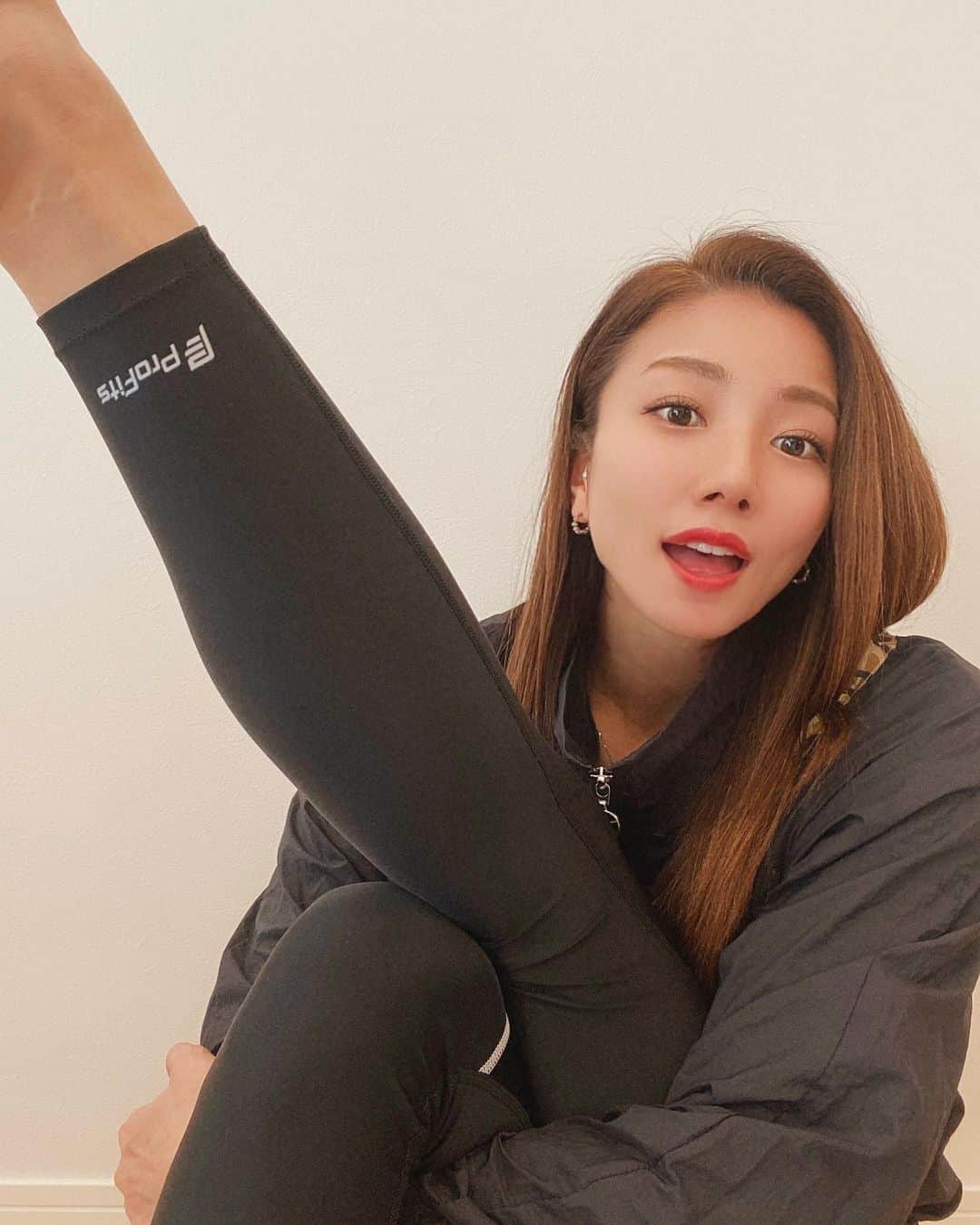 青木愛 青木愛さんのインスタグラム写真 - (青木愛Instagram)「ピップ株式会社から出ているプロフィッツのスポーツテックタイツを履いてランニングしてきたよ🏃🏻‍♀️﻿  ﻿ ⾻盤まわりとふとももに施されたテーピングサポートで、脚への負担が少ない気がする😌✨﻿ ﻿ あとそんなに ...