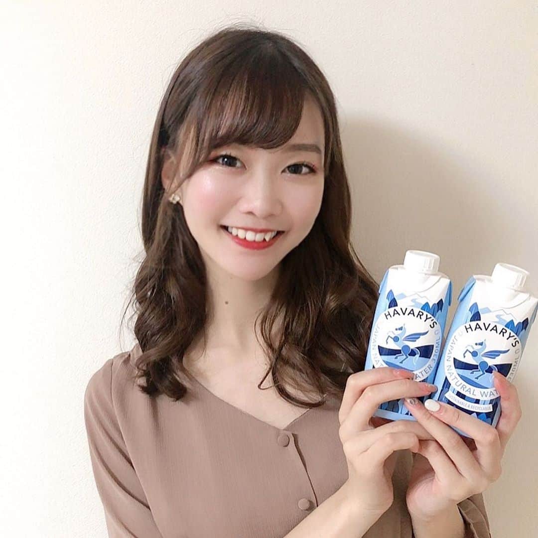 齋藤佳穂のインスタグラム：「私は毎日朝一番にお水を飲みます❕ 朝一のお水は美味しいお水がいい♪  #ハバリーズ  #havarys #紙パックウォーター #紙パックミネラルウォーター #ミネラルウォーター #サステナブル #SDGs #脱プラ #PR #水 #water #朝のルーティン」