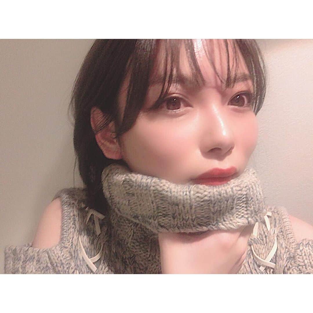 竹本萌瑛子のインスタグラム：「暗髪ウルフ🐺 . ハイネック着てったもんで分かりにくいけど . ワオ〜ンっ . #ウルフカット #マッシュウルフ」
