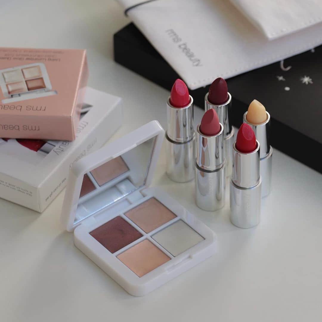 のインスタグラム：「. . rms beauty ホリデーコレクション 2020🎄 . . 今年は人気のルミナイザーパレットとリップバームがセットになった贅沢なコフレ♡ どちらも可愛いミニサイズでお試ししたかった方必見！ . . . ✔︎ルミナイザーグロークワッドミニ ルミナイザーはブロンザー含む4色セット ハイライターとしてはもちろん、アイシャドウとして使用したりチークやリップに重ねても👌 しっとりしたテクスチャーなので乾燥が気になるこれからの時期におすすめ。 コンパクトにはお直しに便利なミラー付きです✨ . . ✔︎キスオブカラーギフトセット 新色のクリムゾンレーンを含む5色セット こちらはティントタイプのリップでシアーな色付き しっかりと保湿されるので唇が乾燥することもないです☺️ 唇だけではなくこれをチークとして入れても可愛いんですよ〜♡ 無色のカカオは保湿バームとしても使えます♩ . . . . @rmsbeautyjapan  #rmsbeauty #rmsbeautyjapan #organiccosmetics #クリスマスコフレ #ホリデーコレクション」
