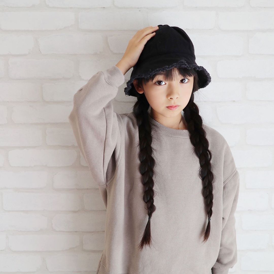 Akiのインスタグラム：「10/29 ・ 娘 結構な頻度で 母ちゃんにお手紙をくれるんだけど💌 ・ ・ 最近 自分で考えたのであろうサインを 乱用してくる😌✍️ ・ i←上の点の部分をハートにしてみたりとか ・ ・ まぁ そんな母ちゃんも 幼少期にまったく同じ事をやっていたので← ・ みんなが通る道ということですね✍️ ・ #自分のサインを考えたことがある人正直に挙手 ・ ・ ・ そんな娘  @urbancherry_ さんで 初バケハを手に入れた🥺♡ ・ こりゃいいわぁ お洒落だわぁ🥺🧢 ・ ・ バケハデビューがまだの方 めちゃくちゃオススメ🥺♡ ・ ・ ・ ・」