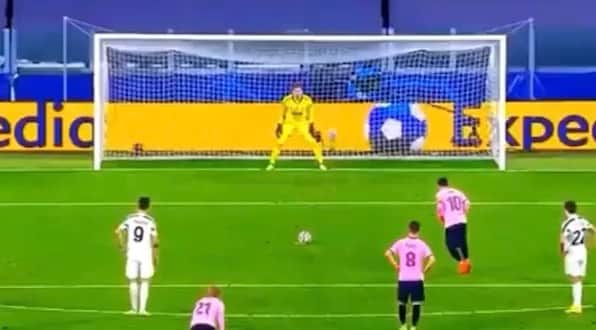 F2Freestylersのインスタグラム：「Presumably Szczesny didn’t watch our video yesterday afternoon showing where Messi would go...Swipe across...👀🎯🤣 🐐 Go check it out! Link in bio 🎥」