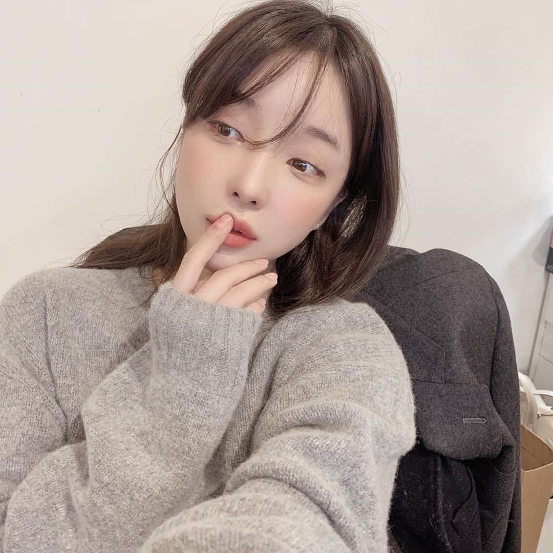 ユン・アラのインスタグラム：「포근포근한 니트가 좋아지는 계절 🤍 가을과 겨울 그 사이 어디쯤」