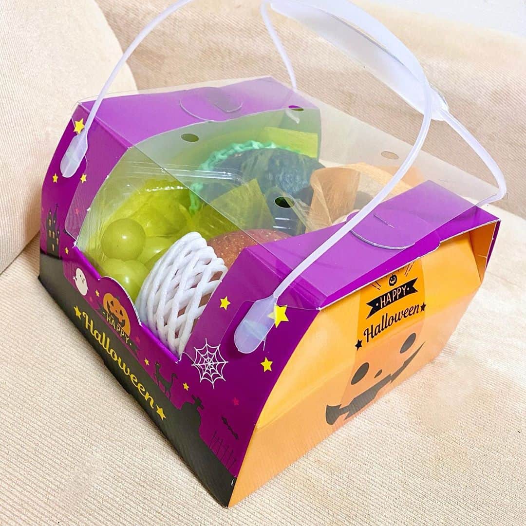 中谷あすみさんのインスタグラム写真 - (中谷あすみInstagram)「大田市場などで卸売しているやっちゃばくらじ @yacchaba_kuraji さんのハロウィンギフト🎃 かぼちゃ、りんご、柿、シャインマスカットが入ってます👻 私がつけている子供用ハロウィンマスクも付いてきます✨ とっても可愛いし中身は食べたいものばかりなので子供へのプレゼントや大人でも嬉しい内容だよ！  ぜひチェックしてみてね！  #ハロウィンギフト#シャインマスカット#かぼちゃ#柿#りんご#フルーツギフト#ハロウィン#市場#フルーツ#子供用ギフト#pr」10月29日 20時13分 - asumi_naa