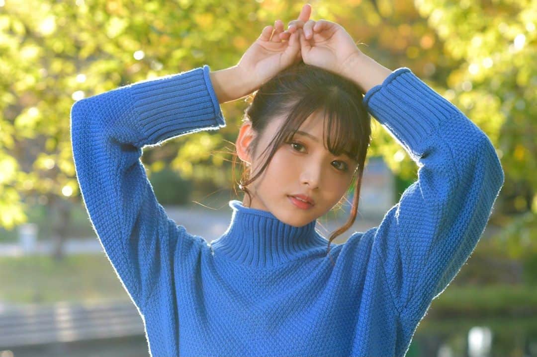 山本ゆうかのインスタグラム：「.  紅葉が少しずつ出てきましたね⸜( ´ ꒳ ` )⸝ 秋が一番好きです⸜( ´ ꒳ ` )⸝  . . . . . .  #お団子ヘア #お団子アレンジ  #タートルネック　#青ニット　#紅葉　#韓国ファッション #夏の思い出 #portrait #ポートレート #撮影会モデル #ポートレートモデル  #関西サロモ #被写体 #ポートレートしま専科  #キリトリセカイ #スクリーンに恋して #カメラマンさんと繋がりたい  #portraitphotography #good_portraits_world  #instagood #instaportrait #lovers_nippon  #イチナナライブ #17live #イチナナライバー」