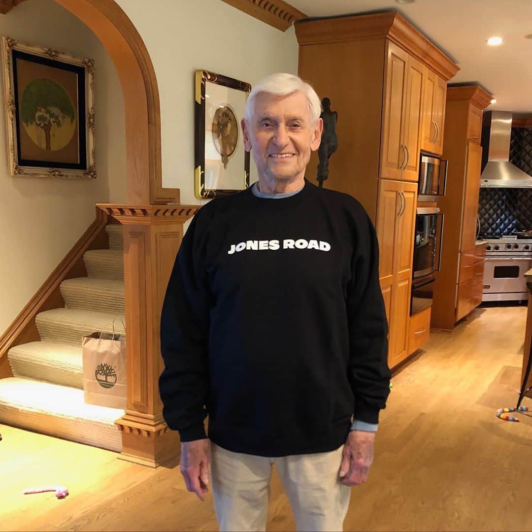 ボビー・ブラウンのインスタグラム：「An influencer is someone of great influence. My dad @joebrown_marceau has always been my biggest role model and cheerleader. I haven’t been able to see him since February but talk to him almost every day. He told me he didn’t think he could be more proud. He’s amazing. At 85 he boxes twice a week, discovered coconut water to keep away leg cramps, is writing a screen play based on his 9 books and hired a team to redo his website and social. And is loving doing his laundry for the first time in over 8 decades. And he’s single. Thanks for letting me major in makeup in college dad.」