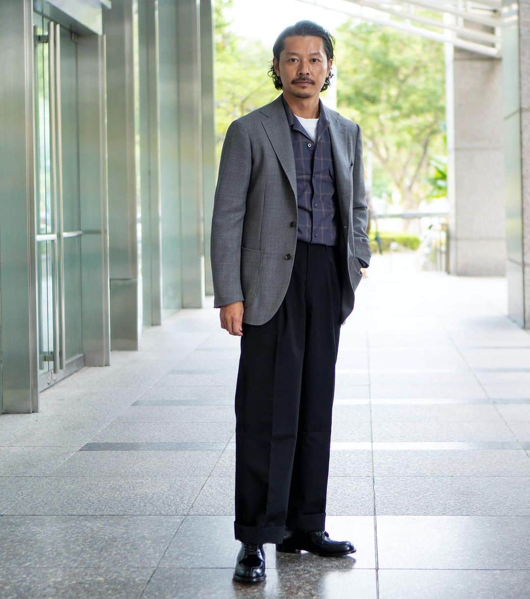 高田朋佳のインスタグラム：「The point of this style is @aldenshoeco cordovan v-chip.  Although this model is American shoes, it also has the effect of finishing the style in a French atmosphere.  Does the origin of this shoe make it so? Shoes by @americanshoestore_by_cc   ———————————————————————— #thursdayoutfit  #dressstyle #elegantstyle #modernclassicstyle #newclassicstyle #fashion #mensfashion #mensdressstyle #suitsstyle #dapperstyle #takadachannel」
