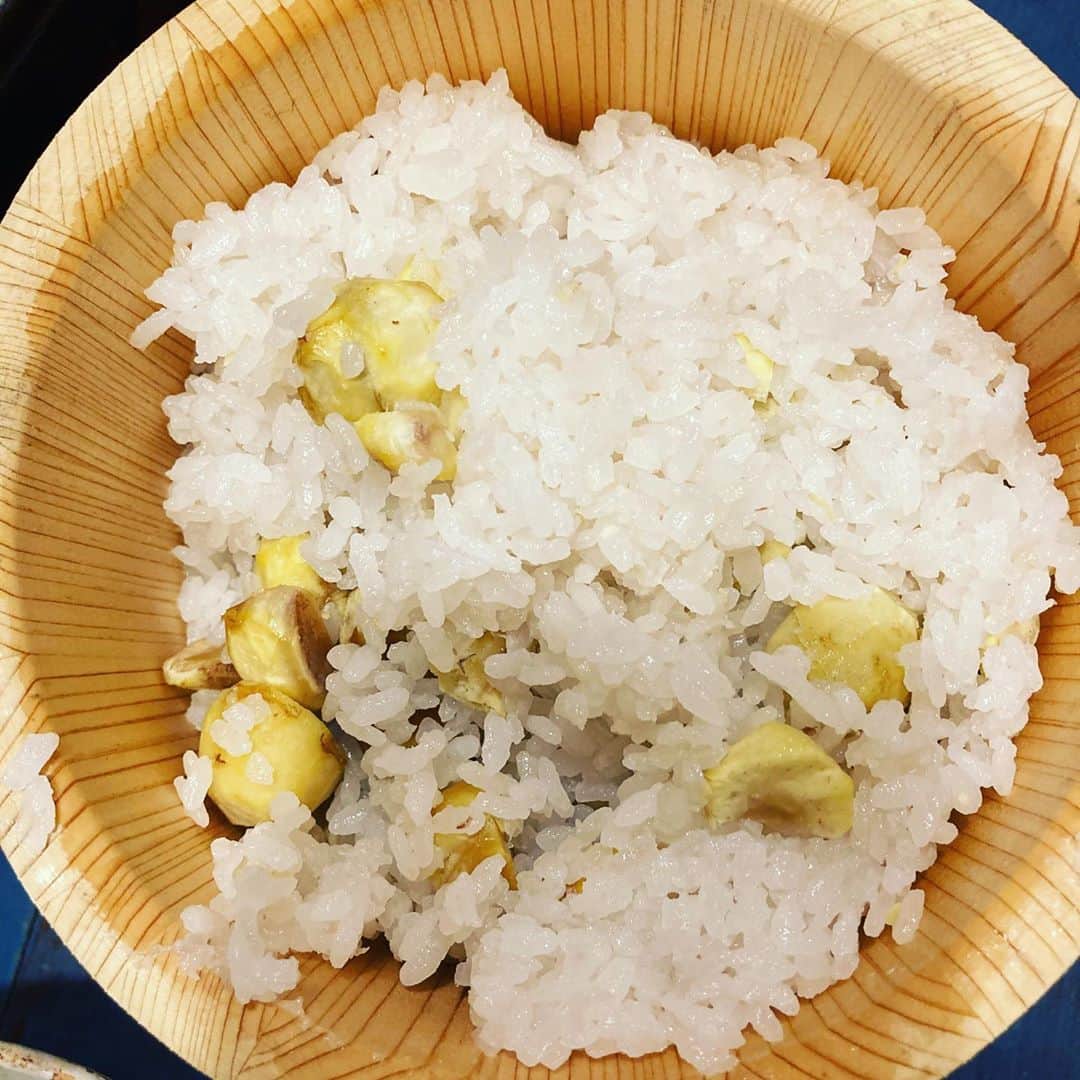 井上荒野のインスタグラム：「この辺でとれたすごく小さい栗だったんだけど「栗くり坊主」の活躍でサクサクむいて栗ごはん。おかずは、なぜか無性に食べたくなったチーズとキムチを巻いたカツなど。」