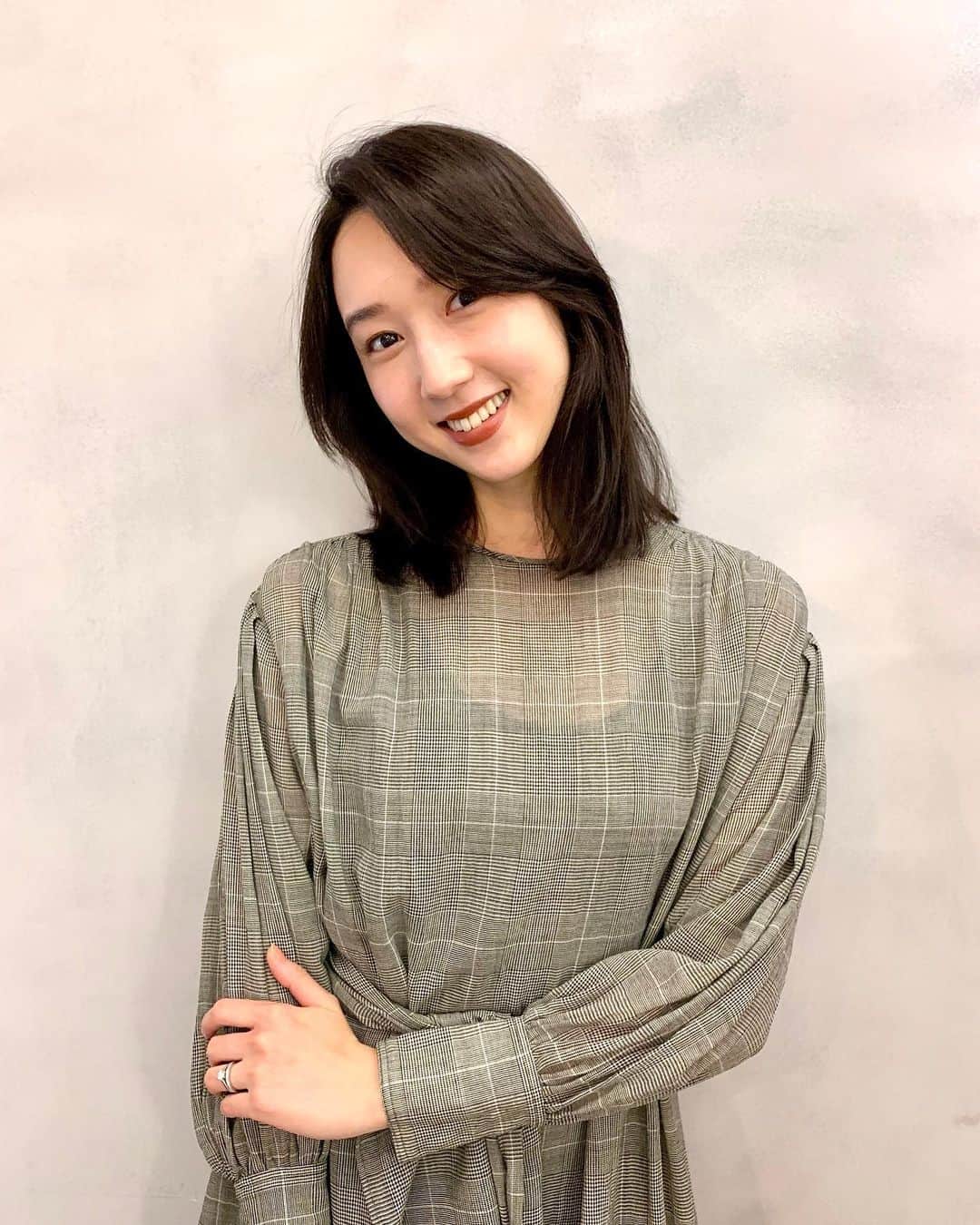 松原汐織のインスタグラム：「#newhaircolor  ヘアカラー＆トリートメントへ❤️ 今回も @garland.shiho ちゃんにお願いしました！ ・ ６トーンのダークカラーが最近の気分😊 少しグレイッシュな感じもあり、自然光でも綺麗で気に入っています♡(３、4枚目参照📸) ・ 志帆ちゃんカラーは、色落ち具合も絶妙で◎ 染めたてなのに色落ちも楽しみという矛盾を抱えています🤣💗 ・ #OOTD #coordinate  Dress / @inscrire_official #inscrire  Earrings / @bottegaveneta #bottegaveneta  ・ #ヘアカラー #トリートメント #ミディアムヘア #美容院」