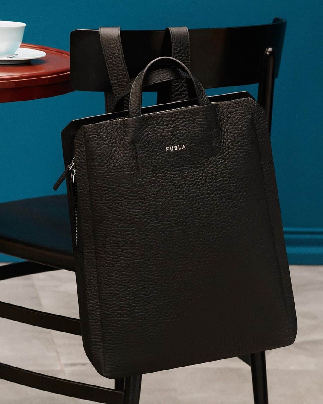 フルラのインスタグラム：「Fall Winter 2020 highlight: the Furla Man Essential Backpack can also transform into a shopper when necessary.  #thefurlasociety #furlafeeling #newcollection #furla #accessories #fashion」