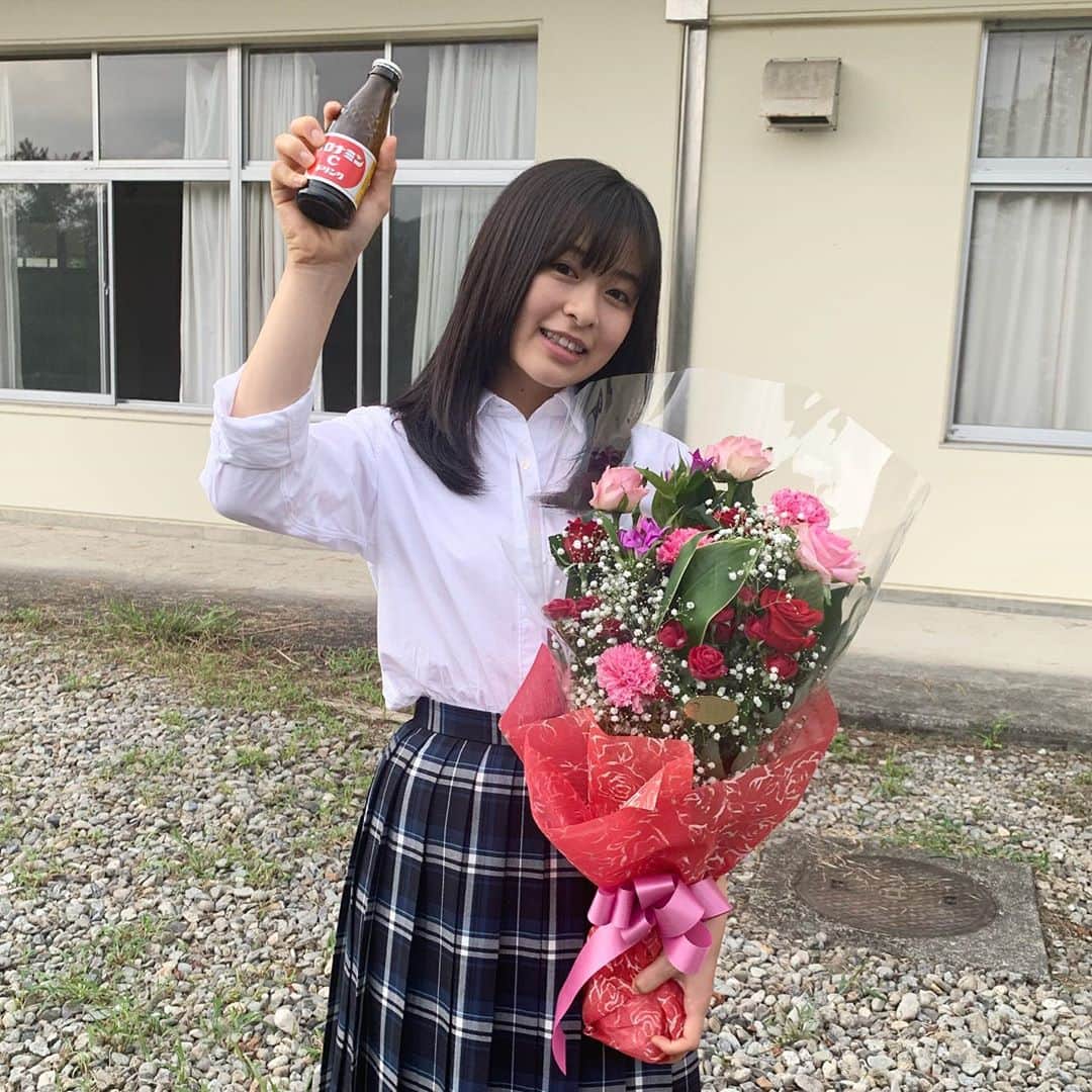 森七菜のインスタグラム：「オロナミンCの新しいCM「元気はつよいぞ。見えない敵」篇 先週末より放送が始まりました😊もうご覧いただけましたか⁉️ 今回もとっても楽しく撮影させて頂きました💕 ぜひチェックしてみてください👀 #元気ハツラツ #オロナミンC #オフショット #スマイル」