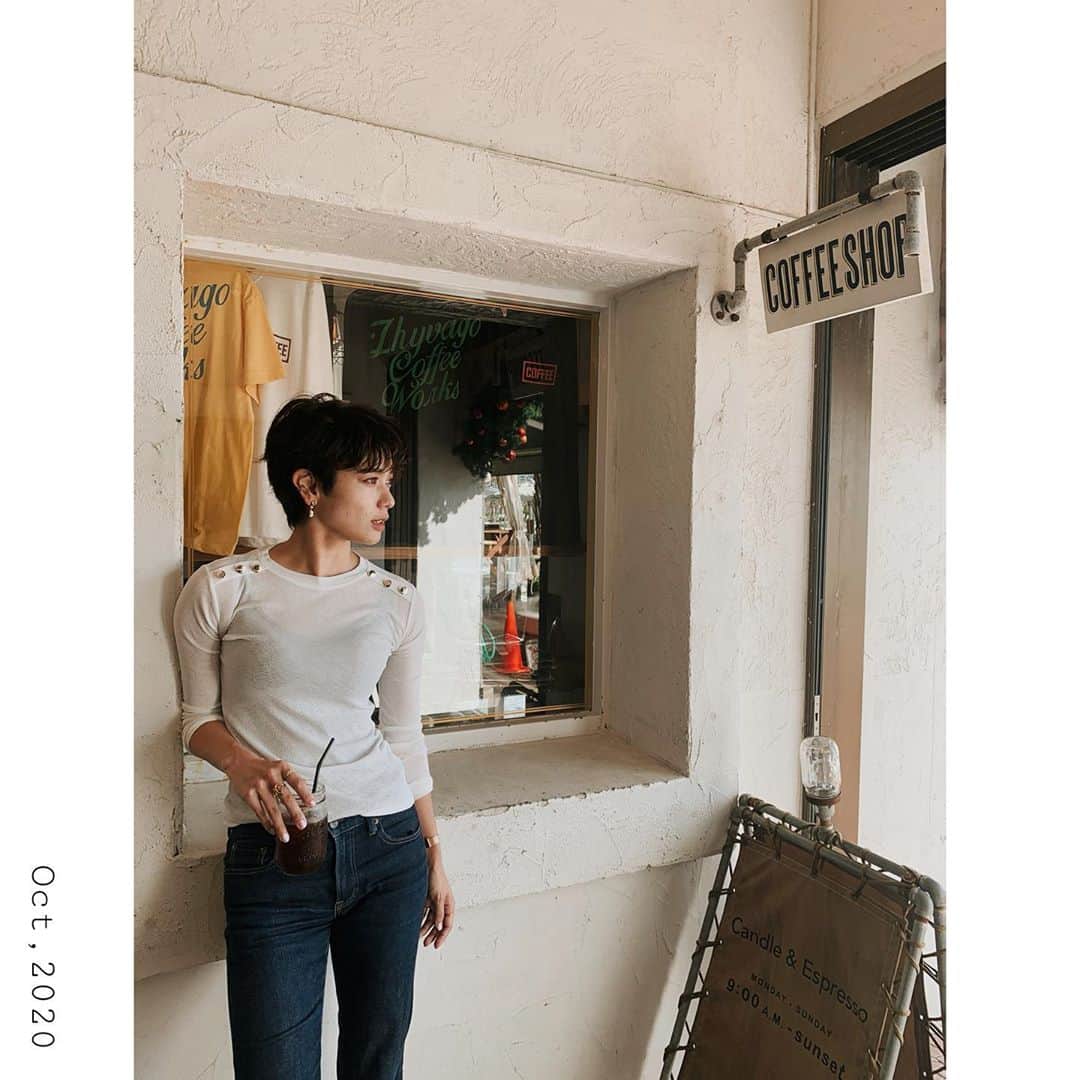 金城優華のインスタグラム：「Cafe meeting!!  YouTube動画思案中。  Accessory: @cannu.yuuka_kinjo &おばぁの形見♡  watch: @liakulea_japan  Denim: @uniqlo_jp   毎日着けてるこの時計。 どんなスタイルにも合うから大好き。  これからクリスマスも来るので 大切な人へ贈り物にも良いな~♡ 38mmサイズもあるので 色違いでさりげなくお揃い ってのも素敵かも。  coupon code 【yuukajl】10% off.  Coffee shop @zhyvagocoffeeroastery    #liakulea  #リアクレア  #時計 #腕時計 #ハワイ #fashion  #ootd  #きれいめコーデ   #大人カジュアル  #ママコーデ  #model   本当に仕事意外でのカメラ目線苦手だから 8割カメラ見てない。笑」