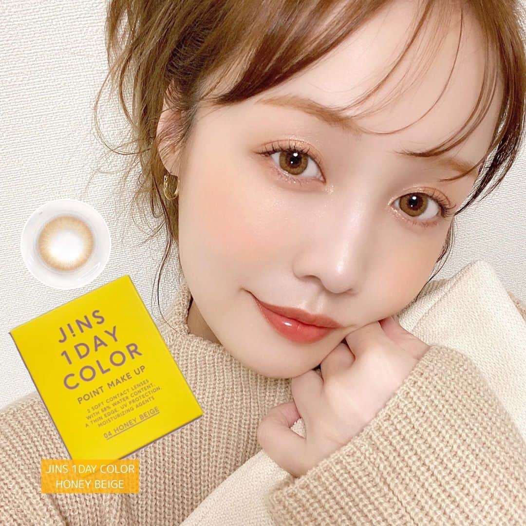 海老原りさのインスタグラム：「✨JINSから大人向けカラコンが登場👓✨﻿ ﻿ ﻿ ﻿ 2018年の1月から発売している﻿ JINSのオリジナルコンタクトレンズ" JINS 1DAY "。﻿ ﻿ 10月22日から﻿ JINS 1DAYの品質はそのままに﻿ 大人の女性に向けたデザイン性の高いカラコン﻿ " JINS 1DAY COLOR "も発売されたんだって！﻿ ﻿ このご時世でマスクもしているし﻿ 目元の印象って本当に大切ですよね…❗️﻿ ﻿ 早速試させて頂きました〜😆✨﻿ ﻿ ありのままの瞳の美しさを引き立てる﻿ ▶︎BASE MAKE UP﻿ 印象の変化を楽しめる﻿ ▶︎POINT MAKE UP﻿ ﻿ ↑それぞれ4種類ずつ、計8種類のラインナップ✨﻿ ﻿ 全種類試してみたんだけど﻿ 付けた瞬間に柔らかいのが分かる〜！﻿ 薄い？のかすごく付けやすくて﻿ 長時間でもゴロゴロしにくかったよ🥺﻿ ﻿ どれもほんのり印象を変えてくれる感じで﻿ 裸眼の光を遮らずにナチュラル盛り✨﻿ まさにニュアンスチェンジ👍🏻﻿ ﻿ 万人受けしそうなおすすめカラーは﻿ HAZEL BROWNとMID BROWN。﻿ ﻿ 個人的にお気に入りは﻿ FOREST BLACKとHONEY BEIGE🤚🏻💕﻿ ﻿ JINSカラコンを試してみて﻿ 特に良いなぁ〜と感じたところは﻿ 1箱2枚入りがあるから気軽に試せるし﻿ しかも¥300(税抜)というコスパの良さ！﻿ 10枚入りは¥1,500(税抜)😳🤚🏻﻿ ﻿ UVカット効果も﻿ UV-A波が50%以上、UV-B波が95%以上。﻿ UV-B波は赤く炎症させるサンバーンや﻿ シミ・そばかすの原因だから嬉しい☀️﻿ ﻿ ﻿ 品質も含めておすすめなので﻿ 是非チェックしてみてね〜☺️💕﻿ ﻿ ﻿ ﻿ @jins_1daycolor﻿ #jins1daycolor#jins#カラコン#ad#カラーコンタクト#コンタクトレンズ#カラコンレビュー」