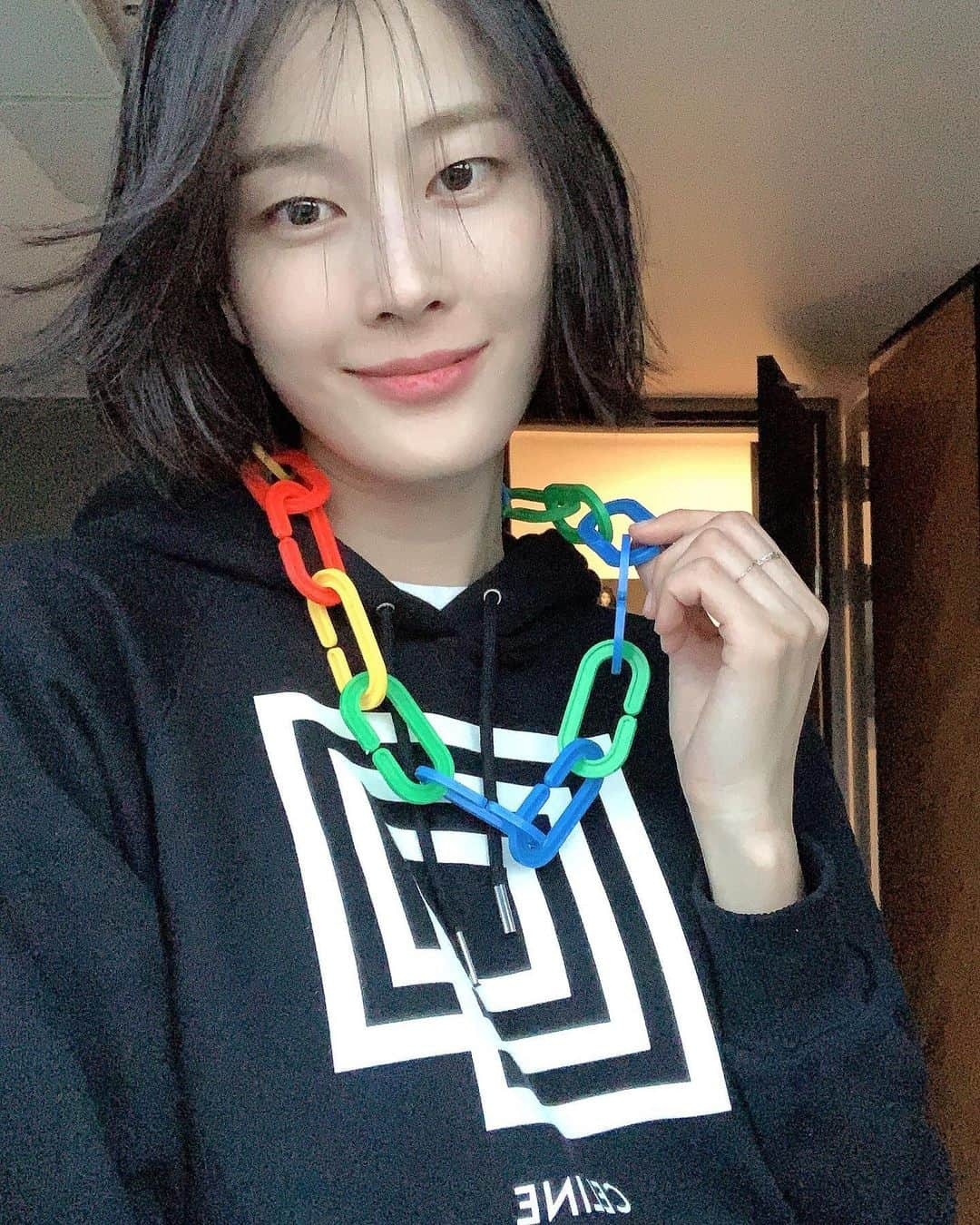 イ・ヒョニさんのインスタグラム写真 - (イ・ヒョニInstagram)「제 목걸이 어때요? 예쁘죠?❤️💚💛💙🧡 윤서가 만들어줬어요 😍」10月29日 20時20分 - lee.hyunyi