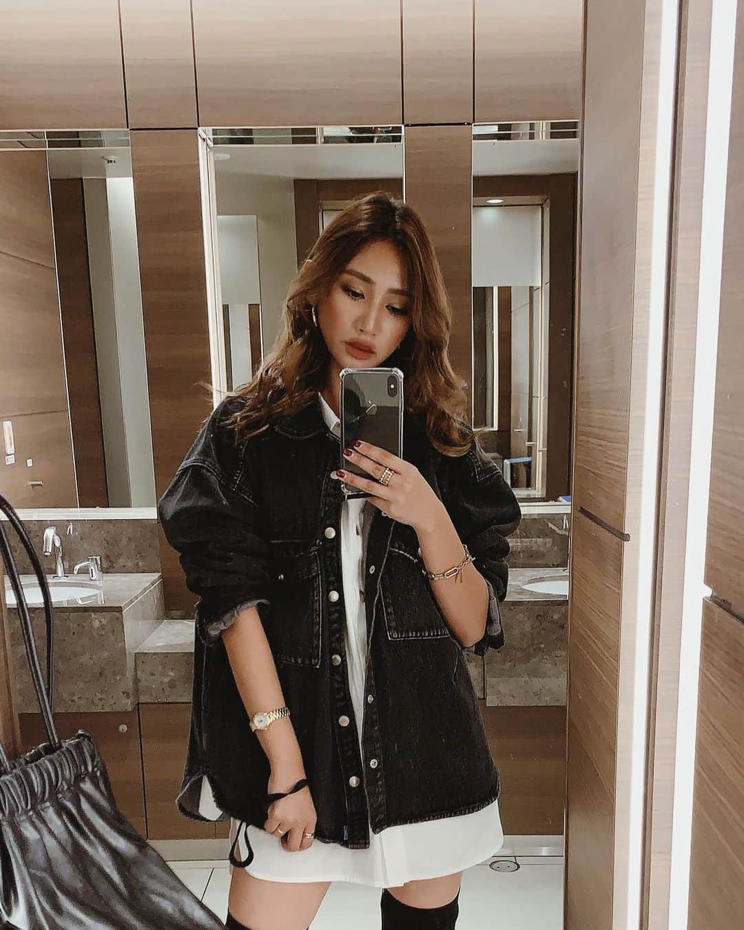 新井ニーニャのインスタグラム：「🖤﻿ ﻿ ﻿ 乗り越える時期…🔥﻿ ﻿ ここ数ヶ月の間で悩んだり考えたり﻿ 落ち込むことなかったんだけど﻿ 久しぶりに堪えた日。﻿ ﻿ ﻿ そんなこともあるよね！🌙﻿ ﻿ ﻿ #働くママ」