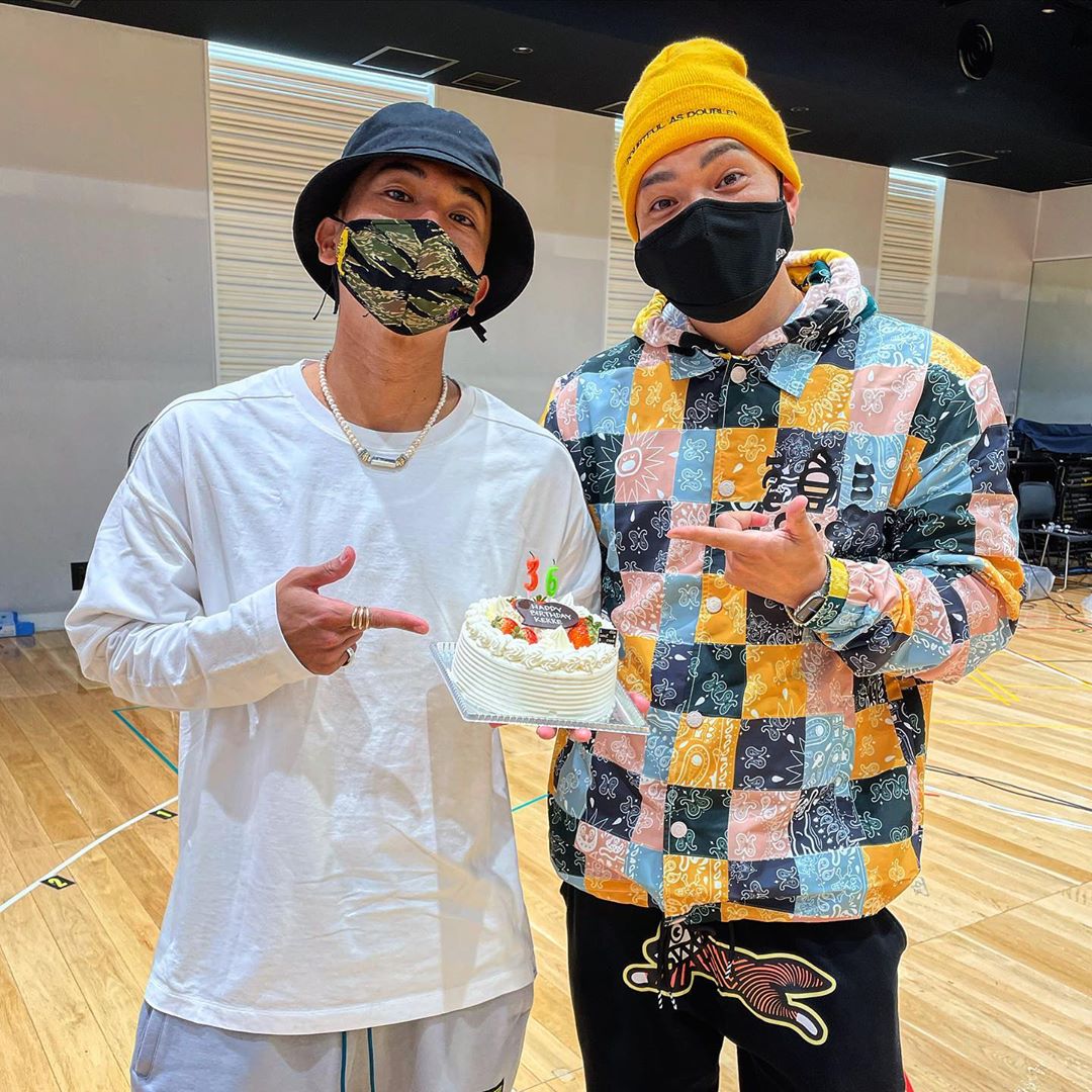 野替愁平のインスタグラム：「HAPPY BDAY BIG BRO @dj_kekke  リハ後お祝い‼️🔥✨」