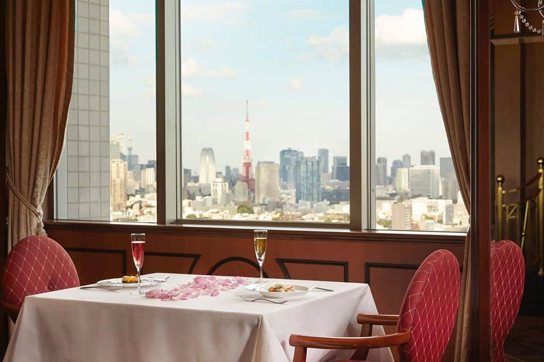 THE WESTIN TOKYO | ウェスティンホテル東京さんのインスタグラム写真 - (THE WESTIN TOKYO | ウェスティンホテル東京Instagram)「東京にいながらパリを感じる「Taste of Paris」の期間限定プランで至福のひとときを🇫🇷  11月30日（月）まで、フランス・パリの“The Westin Paris –Vendôme　ウェスティン パリ ヴァンドーム”のシグネチャーカクテルや、「ル・スパ・パリジエン」のトリートメントで、特別なホテルエクスペリエンスが楽しめるステイケーションプラン「Taste of Paris」をご用意。  また、“ウェスティン パリ ヴァンドーム”のレシピで作るお料理を最上階のフレンチレストランで楽しむ優雅なブランチにシャンパーニュを合わせて、よりパリを感じる寛ぎのひとときをお楽しみいただけます✨  詳細はプロフィールのリンクより🔗  For November only, experience a touch of France in Tokyo through an exclusive limited-time menu at Victor’s or a Paris-inspired staycation designed in collaboration with The Westin Paris – Vendôme🇫🇷  Take on a gastronomic journey to Paris with our exclusive French champagne brunch menu featuring signature culinary delights from The Westin Paris – Vendôme, all in the elegant European decor at Victor’s; Or pamper yourself with a virtual getaway to France with our Paris-inspired staycation packed with exquisite Paris-inspired amenities, soothing spa treatment and a welcome cocktail designed by The Westin Paris✨ More details via our bio link🔗  #ウェスティンホテル東京 #フランス料理 #パリ #ウェスティンパリ #ホテル #東京 #フレンチレストラン #ホテルディナー #宿泊 #宿泊プラン #スパ #グルメ #ステイケーション  #WestinTokyo #westin #hotel #Frenchcuisine #stayplan #staycation  #escape #dining #westinparis #thewestinparis  @thewestinparis」10月29日 20時26分 - westintokyo