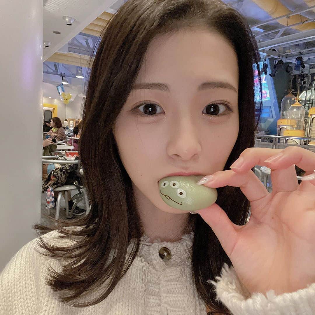 川崎ひかるのインスタグラム：「リトルグリーンまん♡♡ . . . . . #ディズニー #ディズニーランド #ディズニーフード #ディズニーランドグルメ #リトルグリーンメン #リトルグリーンまん」
