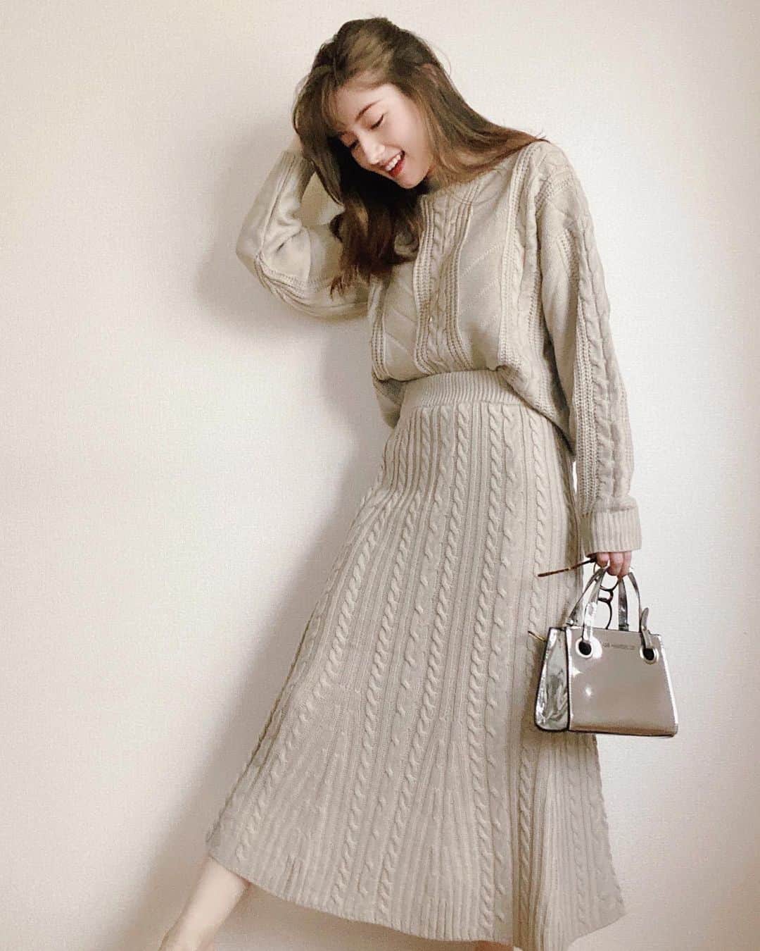 のインスタグラム：「. 注文していた秋冬物のお洋服が続々届き A/Wファッションを楽しんでます🐈🤎 セットアップは着回しが効くからいいよね☺️ . ｾｯﾄｱｯﾌﾟ: ( @fifth_store ) ﾊﾞｯｸﾞ: ( #samanthavega ) . #ootd #outfit #fifth #fifthtl #私服 #秋服 #秋コーデ #ニット #フィフス #ニットコーデ #ケーブル編みフレアスカートニットセットアップ」