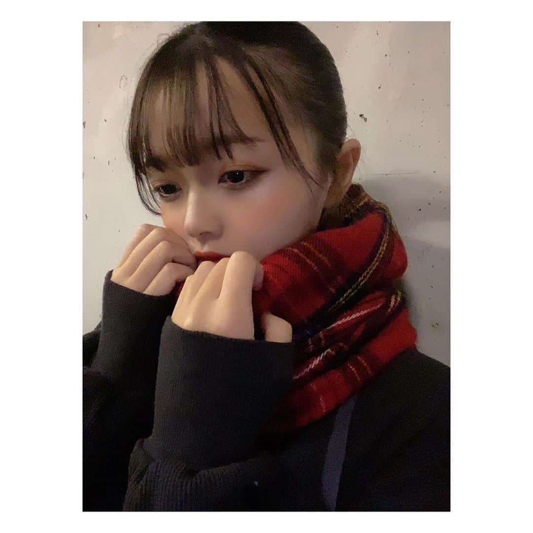 奥本陽菜さんのインスタグラム写真 - (奥本陽菜Instagram)「さむいね~‪( ◜௰◝ ）‬ ・ ・ ・ ・ ・ ・ ・ #もう30秒も #待たされてる #30秒も #遅刻したな  ・  ・ ・ ・ ・ ・ ・ ・ 赤いマフラーさん今年もお世話になります!!」10月29日 20時30分 - hinanohiroshima