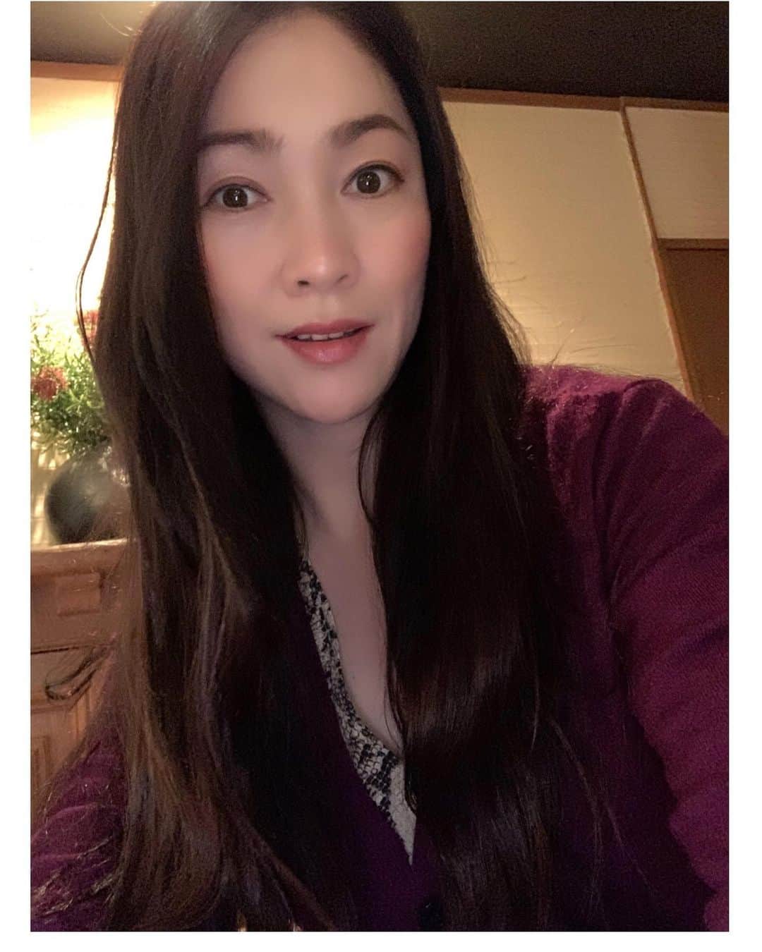 田中悦子さんのインスタグラム写真 - (田中悦子Instagram)「風がちょっと冷たくなってきた。 風邪ひかないようにね❣️⠀ ⠀ 今日は🍷飲もうか飲まないか どうしよっかな😏⠀ ⠀  #紫のカーディガン #似合う歳になってきた #お気に入り」10月29日 20時30分 - etsuko.reborn25