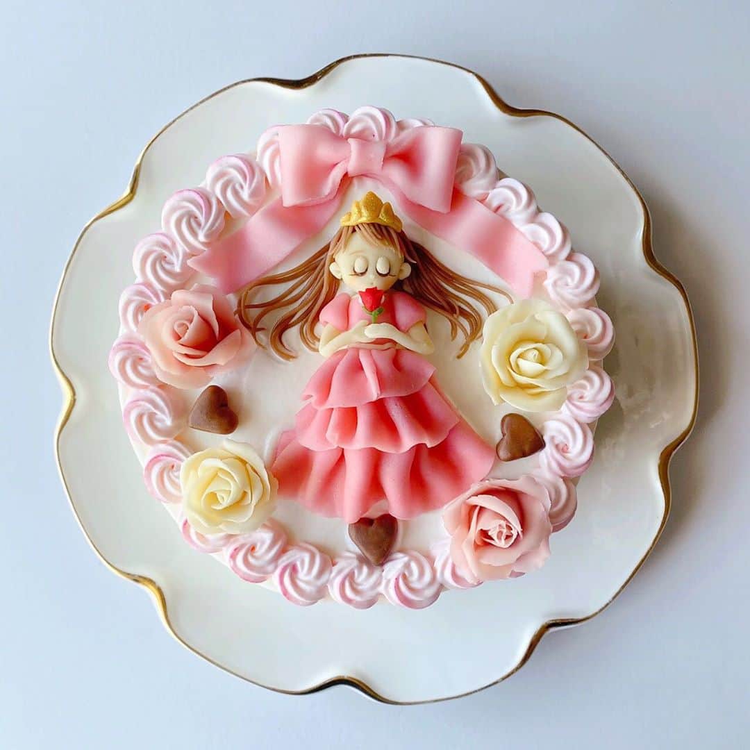 のインスタグラム：「.  . かわいすぎるお菓子作りの達人🍰 しゅうまつさん( @sae__1111 )とコラボしました！ . しゅうまつさんの作品はどれも可愛いのですが 今回自分の絵をケーキにしてもらうと 想像を遥かに超える可愛さで大感動しました😭 . 私は基本平面(紙かキャンバス)しか作れないので 改めて物、特に立体物にできるのが 羨ましいし凄く尊敬します（ ｉ _ ｉ ） . テーマは眠り姫 3枚目が原案です！ . 原案の時点で相談にも乗ってもらい、 優しく対応してくださり、 楽しいコラボができて嬉しかったです！♡ . . #aestheticart#aesthetic#pastelart#kawaiiart#pastelaesthetic#kawaiiaesthetic#pastelpallets#cuteart#illustration#kawaii#princess#イラスト #イラストグラム」