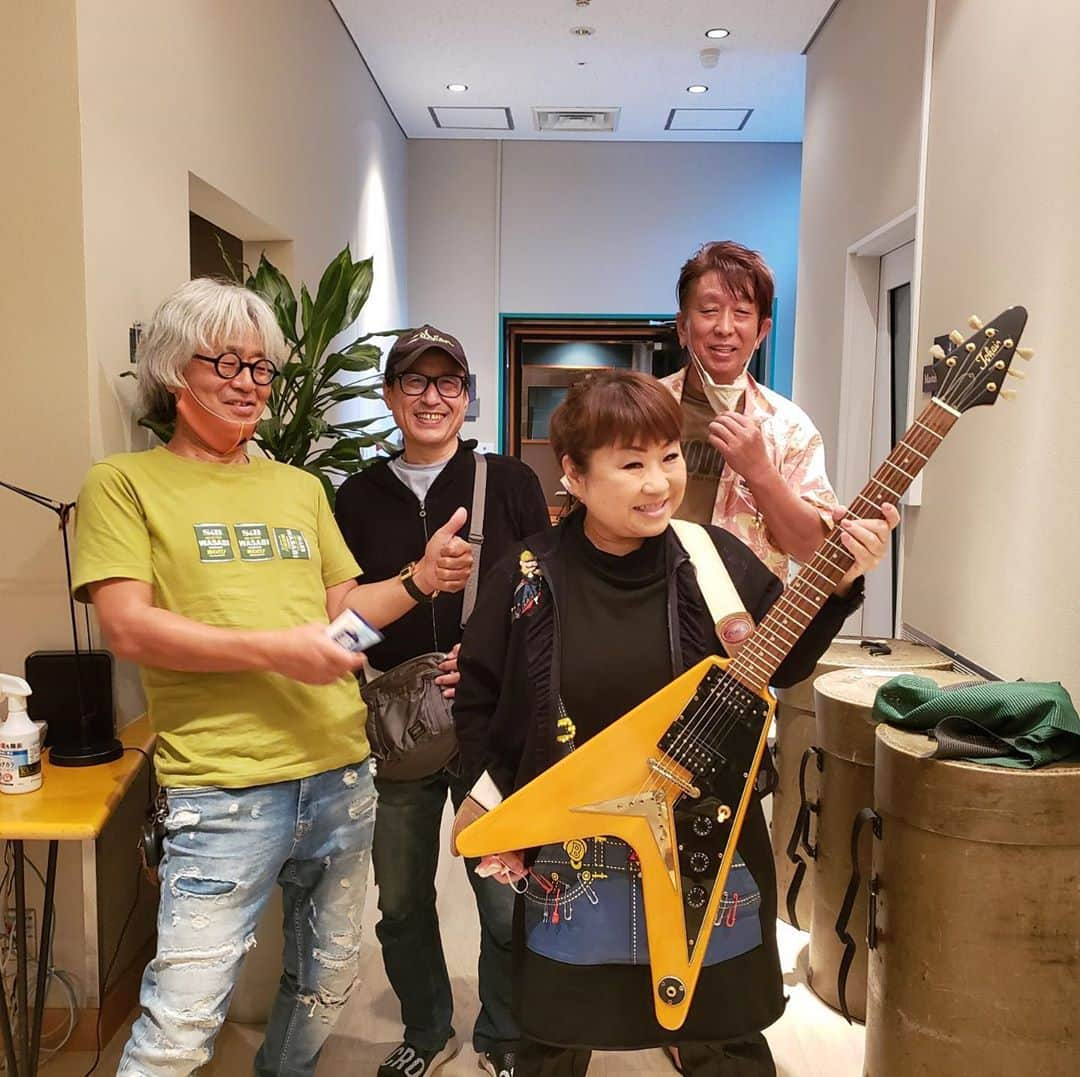 天童よしみさんのインスタグラム写真 - (天童よしみInstagram)「レコーディングです スタジオで　🎸伊丹さん 🥁そうるさん　パーカッション すがっちさん　本当に ありがとうございました 素晴らしい演奏でした  #天童よしみ#素晴らしい詩#新しい気持ち」10月29日 20時32分 - tendo_yoshimi_official