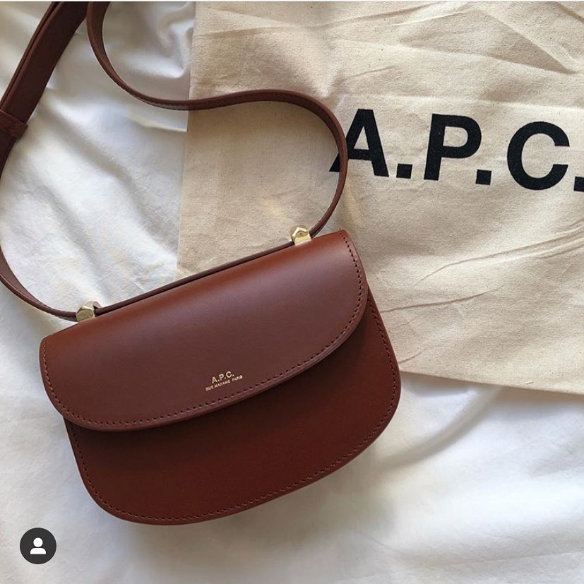 アーペーセーのインスタグラム：「A.P.C. Accessories F/W20⠀ ⠀ Genève mini bag in nut brown.⠀ ⠀ Available in stores and at apc.fr⠀ ⠀ Regram @nayo_jj ⠀ ⠀ #APCaccessories #APC #APCFW20 #MyAPC」