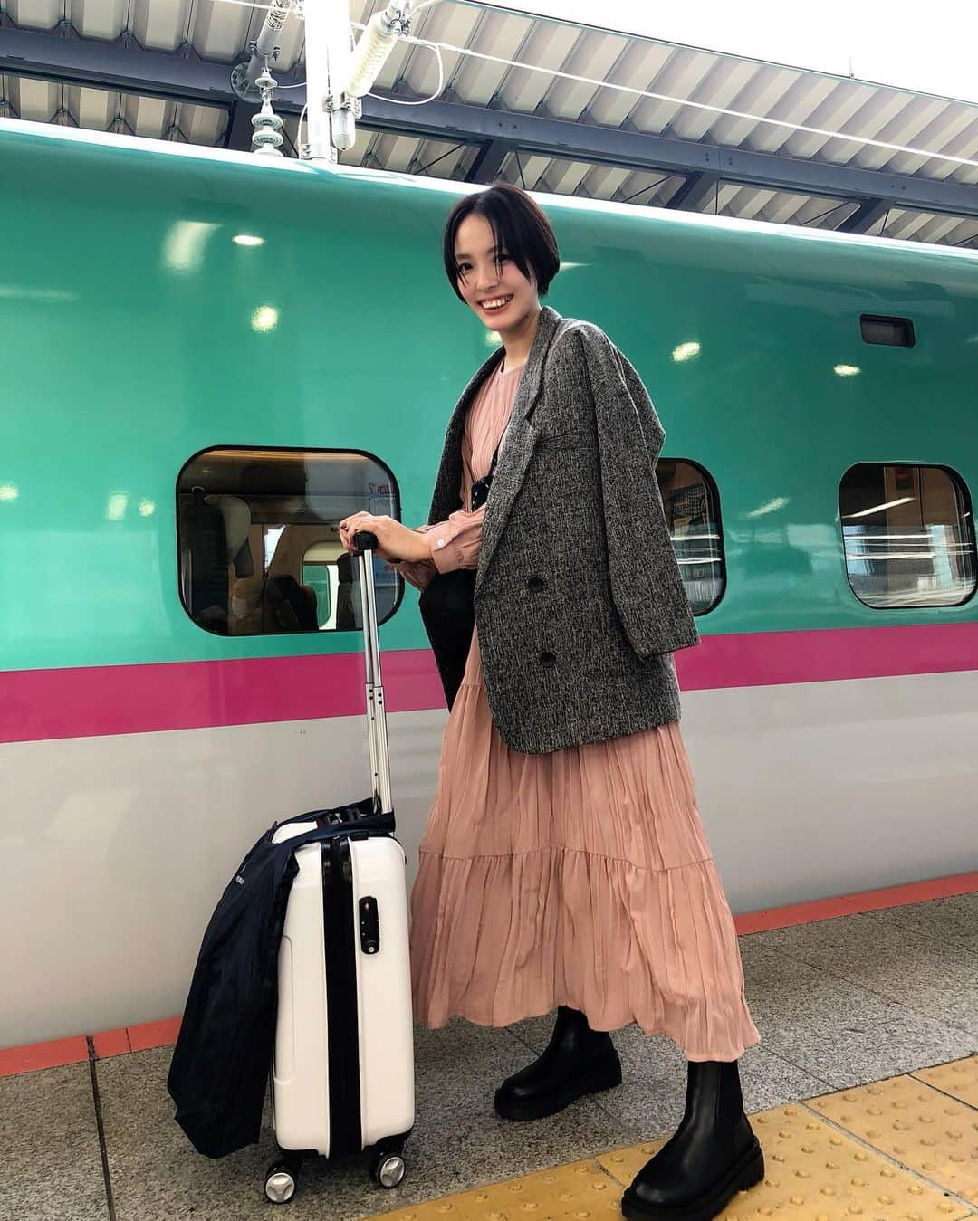 lily112988さんのインスタグラム写真 - (lily112988Instagram)「: #outfit . . 身内の用事があって 弾丸北陸旅🚅  移動は楽ちんで可愛い💖 @lefua.closet  #ガーデンカフェワッシャードレス  〖テレビ東京 だから私はメイクする〗 @tvtokyo_make  内インフォマーシャルで 衣装着用頂いた人気アイテム👏👏👏👏  ワッシャー加工でシワの心配なし❣️ 帰りはくるくるっと丸めてトランクへ🆗🙆🏻‍♀️  前日に届いた #レフアチェルシーブーツ  靴迷ってたから タイミング神すぎた🙈💖 2日間たくさん歩いたけど 快適だったよ~💖💖 . . jacket #lefuacloset #オーバーサイズダブルジャケット : : : #大人コーデ #アラサーコーデ #30代コーデ #ロカリ #アラサーコーデ #lefuacloset #レフアクローゼット #ママコーデ #ママモデル #今日のコーデ #大人カジュアル #大人可愛い #サロモ #サロンモデル #サロモ希望 #秋コーデ #冬コーデ #チェルシーブーツ #ワンピースコーデ #ワッシャーワンピース #ジャケットコーデ #ジャケット女子」10月29日 20時34分 - lily112988