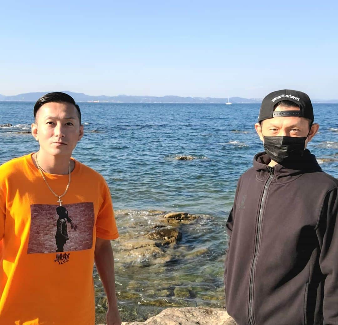 黒石高大のインスタグラム：「久しぶりにアニィ  のんびり海眺めたりドライブしたり  天気良くて絶好の海日和  最高でした　いつも黒か白の服ばかりだから色物に挑戦した  似合わないかなぁ #ドライブ #海 #的場浩司 #DOROBANA  http://www.dorobana.com/」