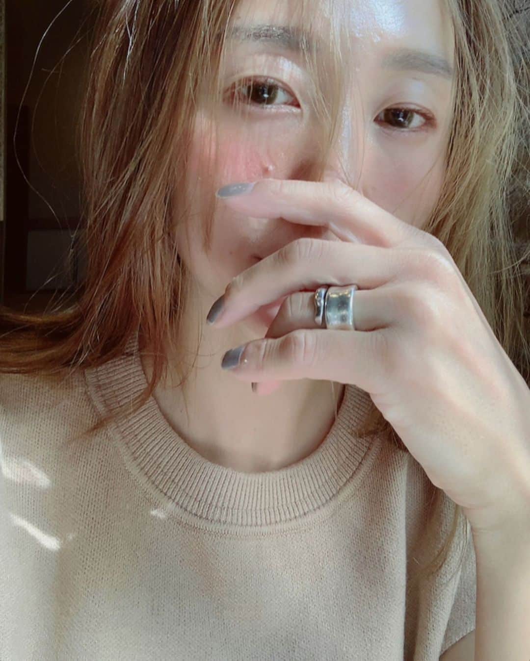 のインスタグラム：「カラコンレポ✐☡  迫力もない、目力なので カラコン使用多めな最近💁‍♀️  マスク生活だと、余計に目を見がち👁 やし、メイクが時短👏🏻  気分や服に合わせられるから、 メイクの1部になってるけど、 これは 色味が薄くて透明感が出やすく、 かわいい色  @be.girl_official のカラコンよく使うけど、  この種類は 指原莉乃プロデュースカラコン  【トパーズ／TOPARDS】ってのでした✋🏼 ちなみに Oneday    @be.girl_official  で検索してみて︎☺︎  #カラコン #カラコンレポ #トパーズ #TOPARDS #ワンデーカラコン #おすすめカラコン #カラコンビガール #begirl#マスク生活#アイメイク#目力#目力アップ #時短メイク #ママメイク#アラフォーママ #アラフォーメイク #男の子ママ」