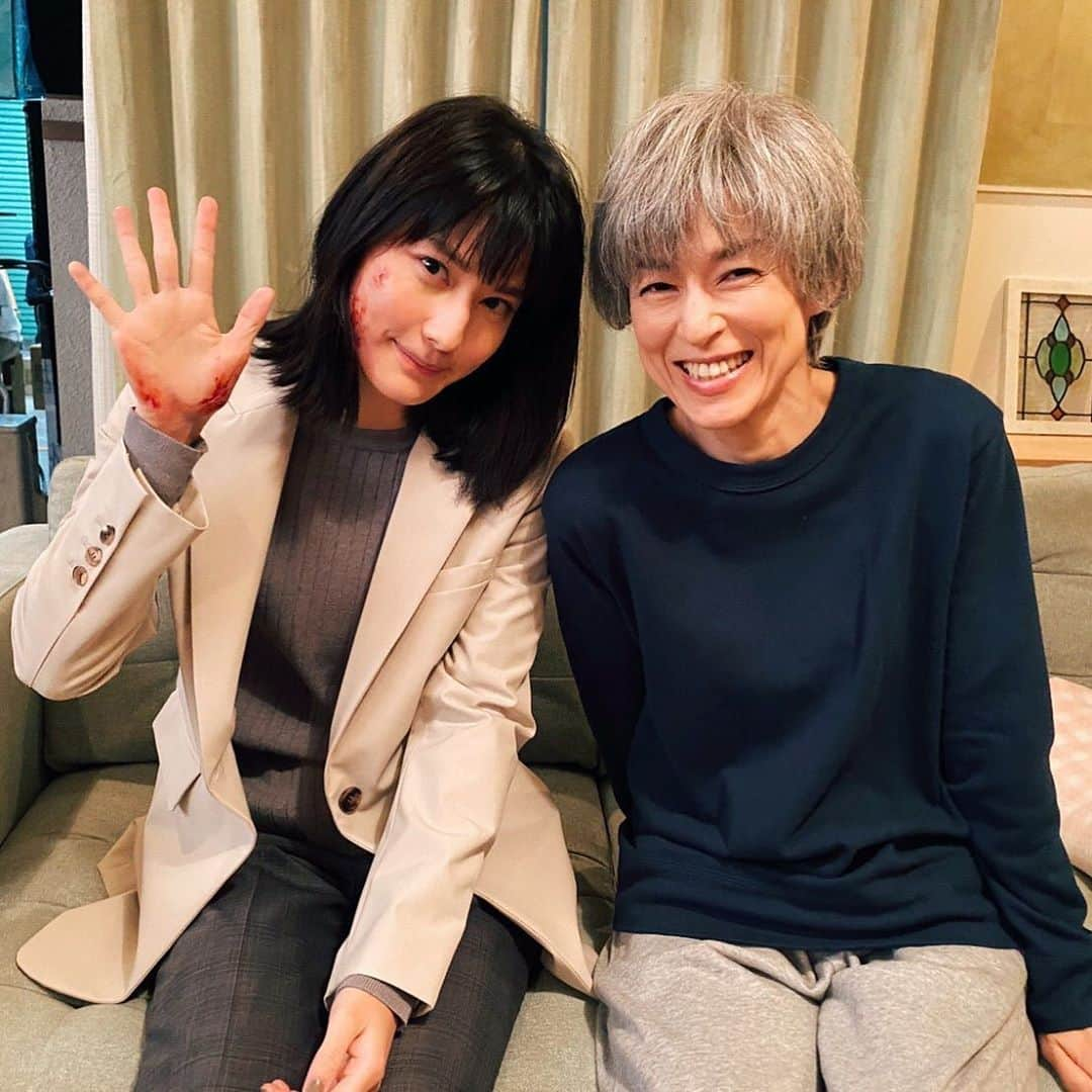 橋本愛さんのインスタグラム写真 - (橋本愛Instagram)「鈴木保奈美さんと💘 笑顔がほんっっとうに、キュンです！！！！！  ママのこんな笑顔、マナちゃんにも見せてあげたい😢 いつか見られると信じて。。✴︎  #35歳の少女  この前大変なシーン撮り終えて、なかなかの博打でしたが、早く見てもらいたいなあと思いました。おたのしみに！」10月29日 20時35分 - ai__hashimoto