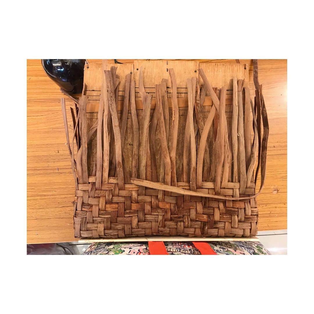 はなさんのインスタグラム写真 - (はなInstagram)「3日間かけて漸く、山葡萄のカゴを完成させました(๑˃̵ᴗ˂̵) 親子三代まで楽しめるそうで、使い続けるとツヤッツヤになるんですって。頑張って作ったカゴですもの、おばあちゃんになっても使い続けます(⁎⁍̴̆Ɛ⁍̴̆⁎)余裕の笑顔の裏には努力あり。２枚目からは脳内でロッキーのテーマ曲を再生しながらお楽しみくださいᕦ(ò_óˇ)ᕤ #山葡萄 #工房kago #teamfiona」10月29日 20時46分 - hanalovestaco