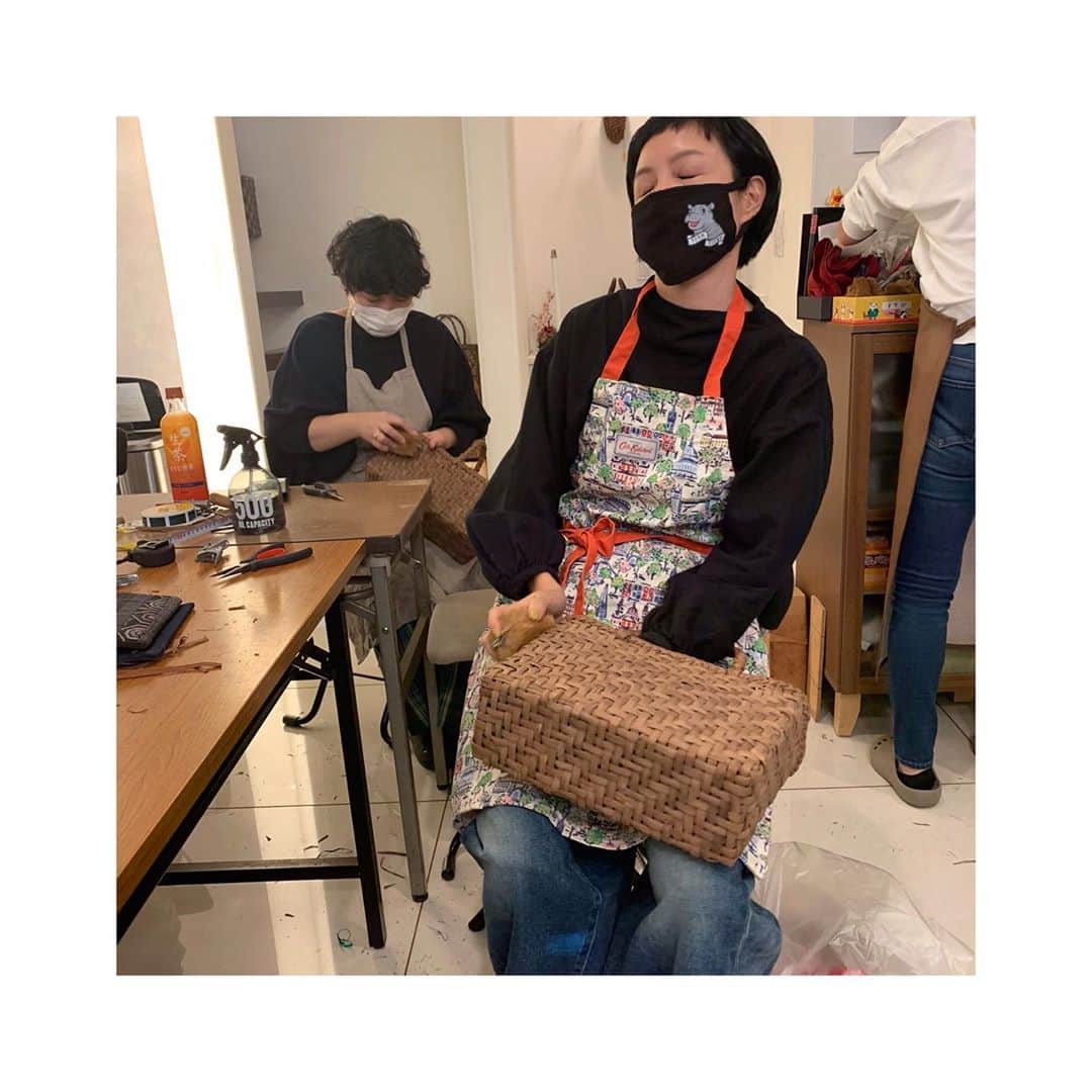 はなさんのインスタグラム写真 - (はなInstagram)「3日間かけて漸く、山葡萄のカゴを完成させました(๑˃̵ᴗ˂̵) 親子三代まで楽しめるそうで、使い続けるとツヤッツヤになるんですって。頑張って作ったカゴですもの、おばあちゃんになっても使い続けます(⁎⁍̴̆Ɛ⁍̴̆⁎)余裕の笑顔の裏には努力あり。２枚目からは脳内でロッキーのテーマ曲を再生しながらお楽しみくださいᕦ(ò_óˇ)ᕤ #山葡萄 #工房kago #teamfiona」10月29日 20時46分 - hanalovestaco
