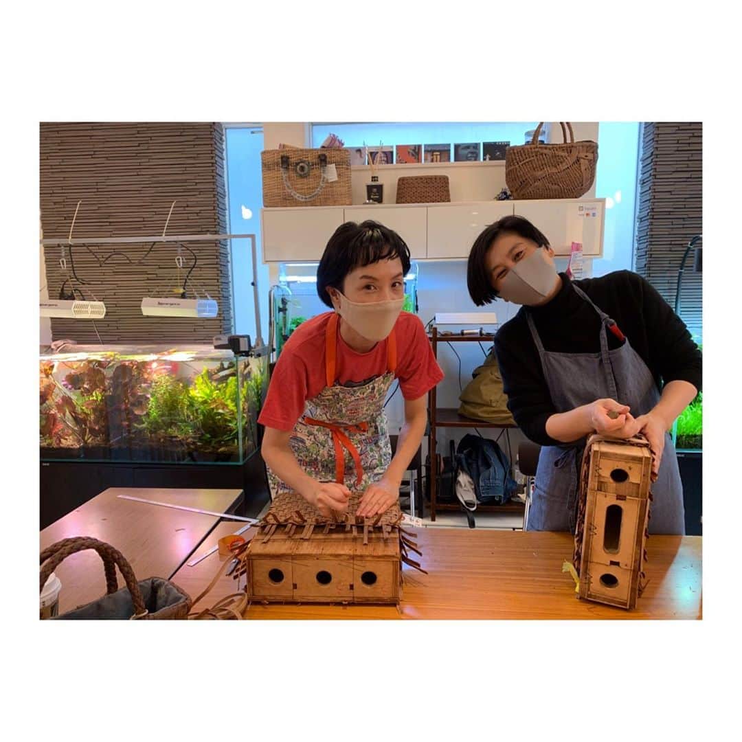 はなさんのインスタグラム写真 - (はなInstagram)「3日間かけて漸く、山葡萄のカゴを完成させました(๑˃̵ᴗ˂̵) 親子三代まで楽しめるそうで、使い続けるとツヤッツヤになるんですって。頑張って作ったカゴですもの、おばあちゃんになっても使い続けます(⁎⁍̴̆Ɛ⁍̴̆⁎)余裕の笑顔の裏には努力あり。２枚目からは脳内でロッキーのテーマ曲を再生しながらお楽しみくださいᕦ(ò_óˇ)ᕤ #山葡萄 #工房kago #teamfiona」10月29日 20時46分 - hanalovestaco