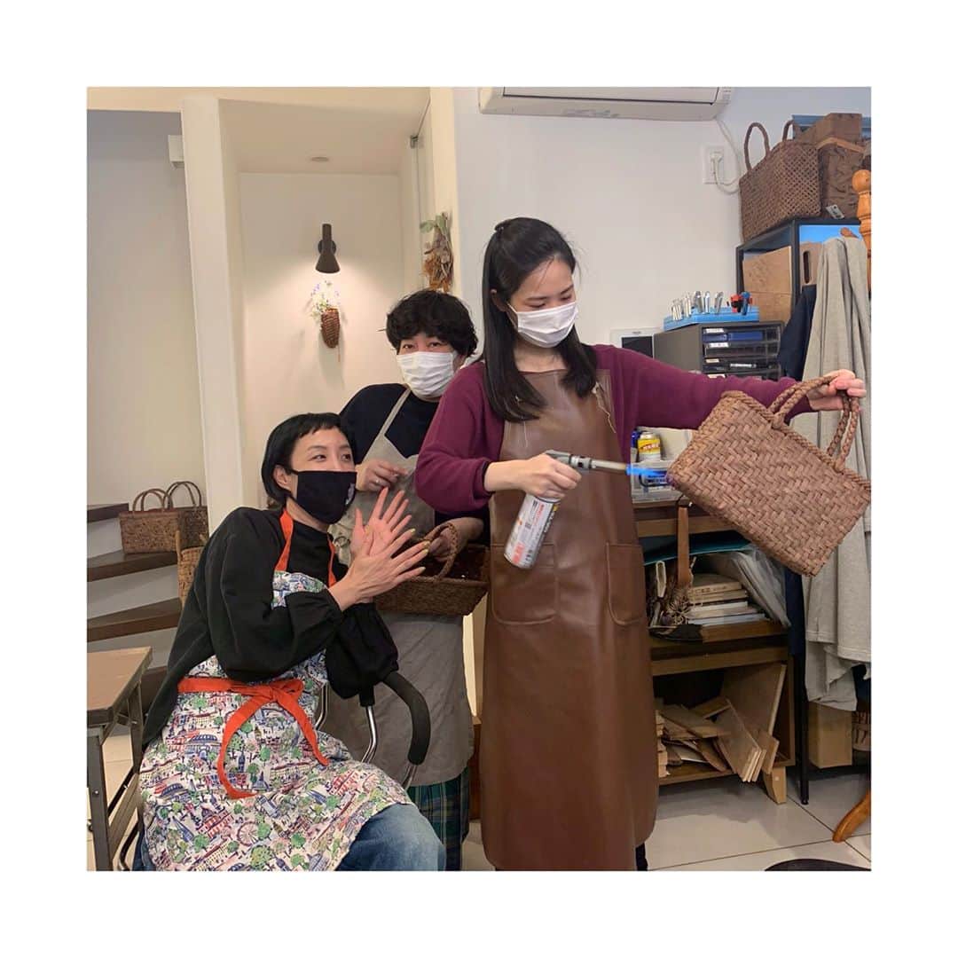 はなさんのインスタグラム写真 - (はなInstagram)「3日間かけて漸く、山葡萄のカゴを完成させました(๑˃̵ᴗ˂̵) 親子三代まで楽しめるそうで、使い続けるとツヤッツヤになるんですって。頑張って作ったカゴですもの、おばあちゃんになっても使い続けます(⁎⁍̴̆Ɛ⁍̴̆⁎)余裕の笑顔の裏には努力あり。２枚目からは脳内でロッキーのテーマ曲を再生しながらお楽しみくださいᕦ(ò_óˇ)ᕤ #山葡萄 #工房kago #teamfiona」10月29日 20時46分 - hanalovestaco