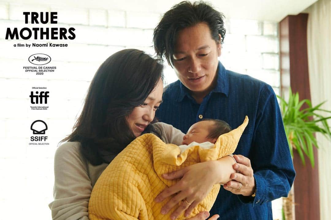 のインスタグラム：「〜News〜 True Mothers was selected to enter the Best International Feature Film category of the 93rd American Academy Awards❗️ We broke on through that narrow gate, and were chosen to represent Japan❗️ From among all of the films representing their countries, five will be nominated to receive the award.  ---------------------------- As this film paints a light of hope that is sure to come with the morning, regardless of what happens, I am very proud and honored to represent Japan in the Best International Feature Film category at the American Academy Awards.  While filming, the actors played roles as "living beings" right there, engraving the "truth" of real tears and honest smiles from the heart into the film. Making a film is like having another life for me, and in the light that pours in and wind that blows, I find courage and hope. Not knowing my own parents, I was taken in by an elderly childless couple, and felt what it was to cherish this life. In this film that I was destined to meet exists the darkness and light of the world that I have seen. With everyone's lives threatened by COVID-19, whenever you are mentally exhausted, please feel a good amount of "hope" in the time you meet this film. I wish for everyone around the world to have the light of that "hope", and for a time to come when we can be just a little friendlier to someone. Every night turns into morning! I hope you take someone special to one of the theaters around the country to meet True Mothers.  Naomi Kawase, Film Director  #Academy #oscars #truemothers」