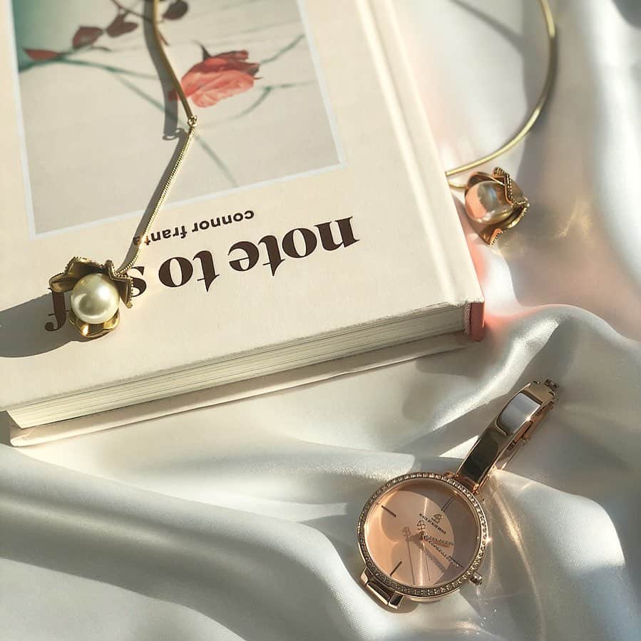 akaneのインスタグラム：「2020.10.29  @4bwatches_japan のピンクゴールドが可愛い腕時計お試しさせて頂きました😌  ピンクゴールドなので肌なじみも良き👌  ストーンの輝きも華やか✨  バングルのようなアクセサリー感覚で付けられ高級感あります🎶  娘も気に入ったので兼用になりそうです笑  【aorgajza】 ご使用で10%OFFになります♪ (クーポン期限は本日より1年間)  #4bwatches #blackbybluebrave #腕時計#時計#pr」