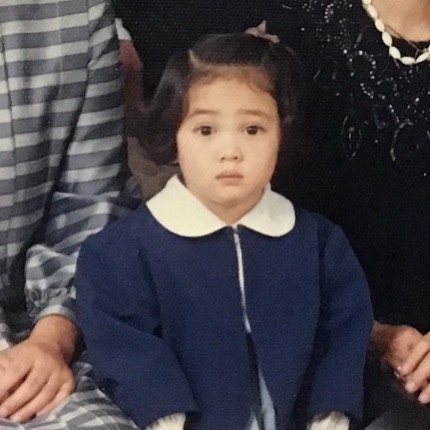 英玲奈のインスタグラム：「先日の３歳写真から、 一年後くらいかな？ 幼稚園の時の私。 写真館での家族写真。 どんな表情よw 子豚ちゃんみたいw 昔から食べるの大好きで、 なんか食べてる写真多めw」