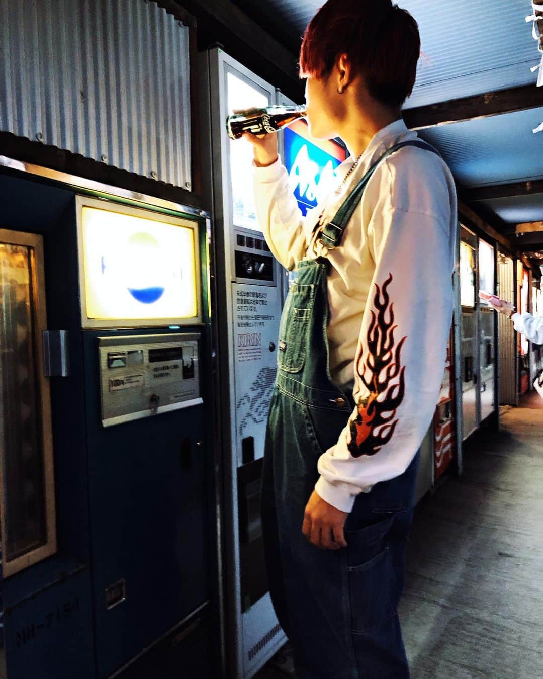 タクのインスタグラム：「ペプシネックスの自販機の前でコーラ飲んできた🤗 瓶はやっぱり美味しいね🤩  #瓶コーラ  #レトロ自販機  #いいね大歓迎  #コメントしてね」