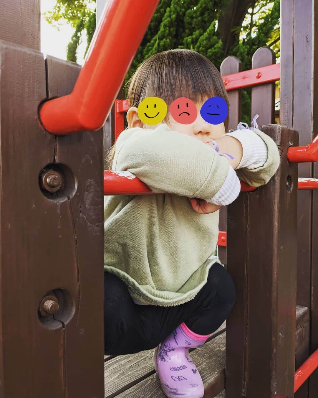 畠山智妃のインスタグラム：「《反省ぶん》 ここ数日、夜の寝かしつけの際に娘ちゃんがとってもワガママに甘えてきて、「は、これが赤ちゃん返りか!!」と思いまして… でも、お姉ちゃんになってからそろそろ半年経つし今更赤ちゃん返り??とも思ったけど、ここ最近の自分を思い返してみました…。  生後間もない頃の息子くんは、ほんとに寝てばかりで（笑）全然手のかからない様子でしたが、さすがに4ヶ月過ぎた頃から、自我が芽生え始め、成長と共に起きてる時間も増えて泣くことも増え、ママじゃなきゃ泣くことも増え… そんな状況にお手上げしそうになってたかもしれません…。  私なりに2人とも一生懸命、お姉ちゃんなんだから！は言わない、どちらかに偏らないように…娘ちゃんを傷つけたくないし子供が二人になったって変わらない愛を伝えたいと思っていたけれど、、、  いっぱいいっぱいになってるわたしは、 娘はホントに良い子にしてくれて、弟の世話をしてくれたり弟の授乳の時間には一人で遊んでくれてたりする姿に甘えてたな、と。  昼寝をあまりしない娘ちゃん、夜に眠くなってくるとどうしても愚図ってしまうので、ぐずらないで寝てくれぇ！！と願っていたり… お出かけのときもベビーカーに乗ってくれーーー！と願っていたり…なんでもかんでもママに付いてくるので、来ないでくれー！と願っていたり…。  私なりに一生懸命だったのは、、、«私なり»に過ぎなかった…  娘は充分我慢してくれていて、それでも甘えたいときは、全力でその気持ちを伝えてくれてたんだなって。。。  さっき、寝かしつけのときに私の膝の上に乗りたがったのは、弟の授乳のときの体勢だからだと思う。 娘にとって弟の授乳のときはママに抱っこされていてそれから寝るまで抱っこされてる、羨ましいと感じるのも当然なことかと。。。  ただ今夜は私の膝の上でブランケットに包まれて眠りについた娘の幸せそうな寝顔を見て、めちゃくちゃ反省したのです。  ほんとにごめん、ママがワガママだったし器ちっさいなぁーー。。。と…  だけど、子育てに関して母親の失敗や反省は尽きないものだとも思っているので、私が悪いんだ…と自己否定タイプの反省をしてるわけではないのでご安心を( •̀ㅁ•́;)  終わらない課題であるし、だけどこの時期は戻らない時間でもあるから…  …………しんどい瞬間も多いですよね、大切な宝物のためにどーすべきなのか、どうしてあげたらいいのか？だなんて一生答えは出ないもんね  ただ、こーやって必死に我が子が気持ちをぶつけてくれるポンポンポンポンとひっきりなしに飛んでくる甘えボールをより多くキャッチして優しく投げ返してあげたいな。と、反省をしたのでした。 眠れなくて自分の時間は無い毎日で心身から悲鳴が聞こえてきますが（笑）家族に助けてもらいながら、1日の起きた出来事や困ったことをお仕事終わりでも関係なくwww旦那さんに聞いてもらって、娘と息子ともちろん旦那さんと家族で愛を育んでいきたい、と思った今日1日でした。  長文失礼しました。  #子育ての悩み #2児ママ #赤ちゃん返り #必死に生きる #愛する家族#毎日学ぶしかない#愛してる #頑張る #休み休み」