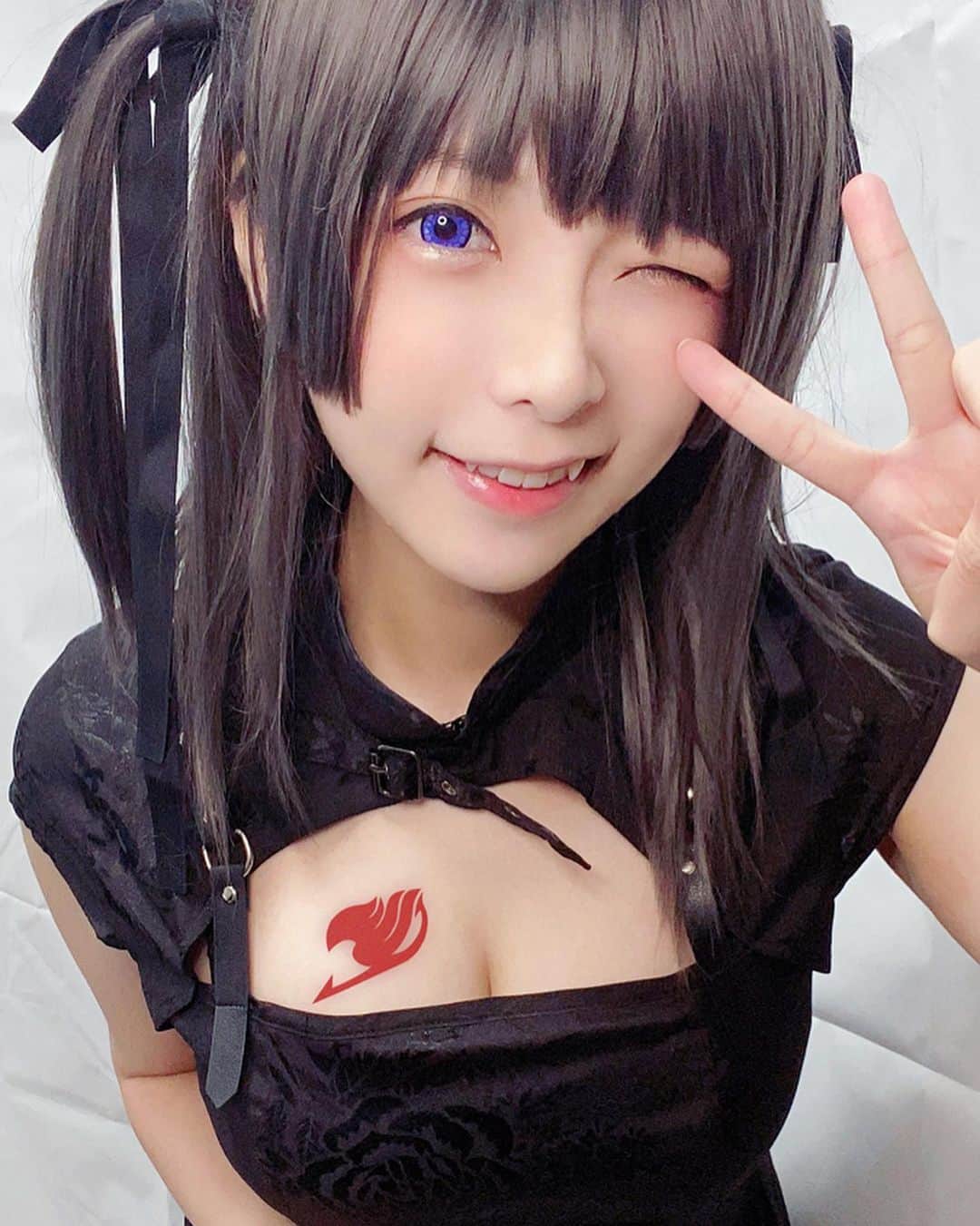 小桃のインスタグラム：「祝賀《妖精的尾巴》即將誕生14周年！🎉✨ 想必大家也看過很多少年漫畫的吧？！ 不知你們最喜歡的少年漫畫元素會是什麼呢？😳 我啊，最喜歡的是.... 友！情！啊！＞口＜//// 在《妖精的尾巴》裡，每每都能體會到角色們之間友情的能量和同伴的羈絆，超感動的！！！ 你們在現實中也有體會過他們這種強大又純粹的友情嗎？💪🏻✨  遊戲下載⏬ https://ftmtw.onelink.me/LHsZ/9e19509c  #魔導少年 #妖精的尾巴 #妖精的尾巴冒險啟程」