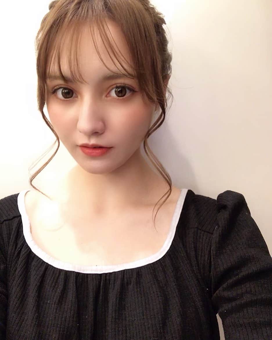 ニーナのインスタグラム：「． 今日寒すぎ😱 また紅葉みに行きたいなあ🍁」