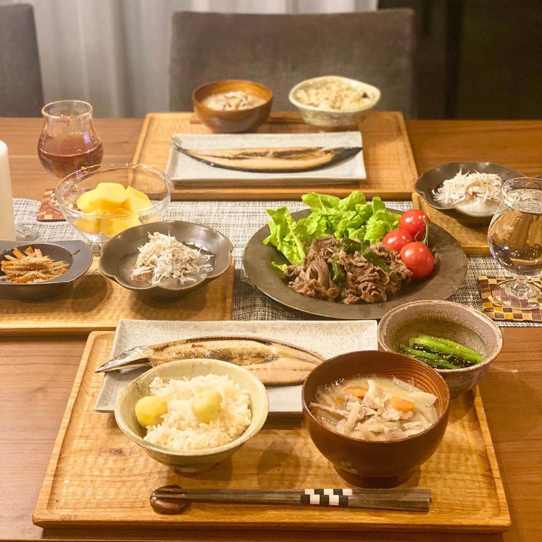 高梨臨さんのインスタグラム写真 - (高梨臨Instagram)「食欲の秋〜は、食べたいものが多くて、忙しい。 栗ご飯・秋刀魚・きんぴらごぼう・柿・しらすおろし・牛肉・サラダ・小松菜の胡麻和え・豚汁。 #栗の箸置き　#高梨食堂」10月29日 20時54分 - rintakanashi_official