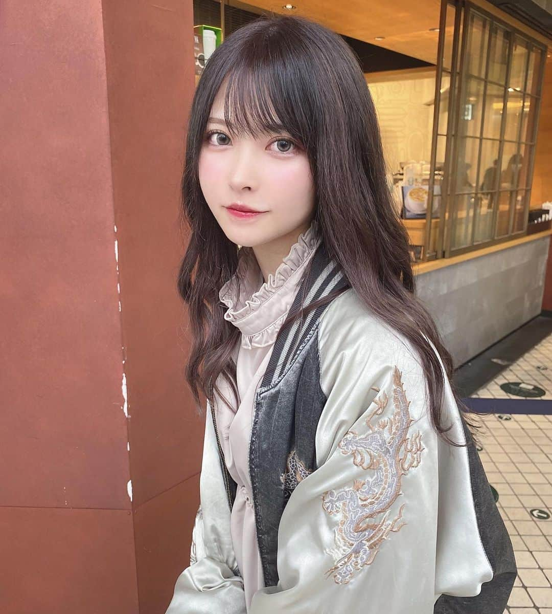 小此木流花さんのインスタグラム写真 - (小此木流花Instagram)「ロングどうだった？  こうきさんにエクステとカラーしてもらったよ  さむいからマフラーがわりにつけた  黒髪に近いグレージュでおねがいした！  たのしい  #スカジャン#古着 #ワンピース#イーハイフン  #ヘアエクステ #グレージュ」10月29日 20時49分 - okonogi_ruka