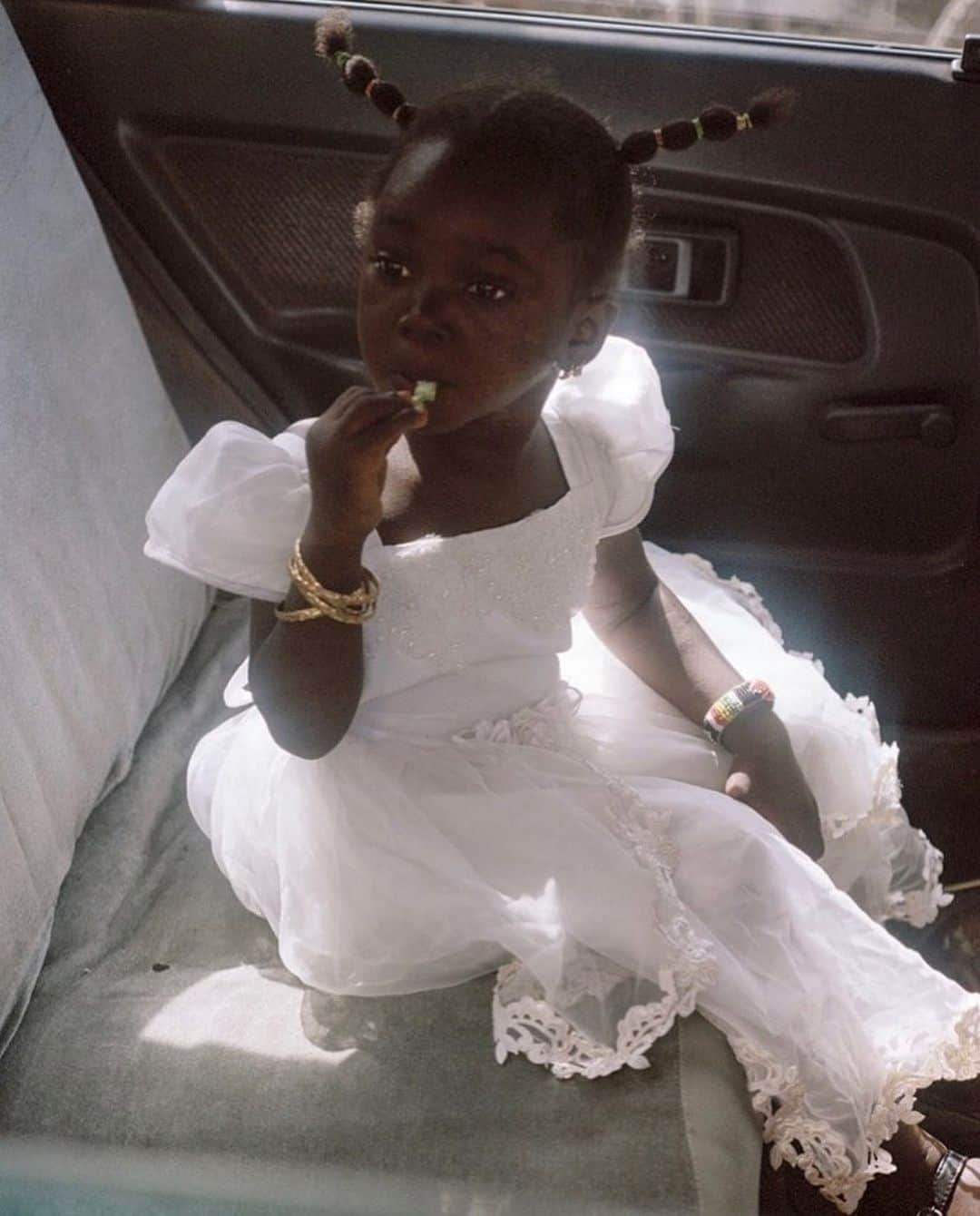 Luraのインスタグラム：「A portrait of a little girl in the backseat of a car taken in Mali. ©Delphine Diallo @delphinediallo」