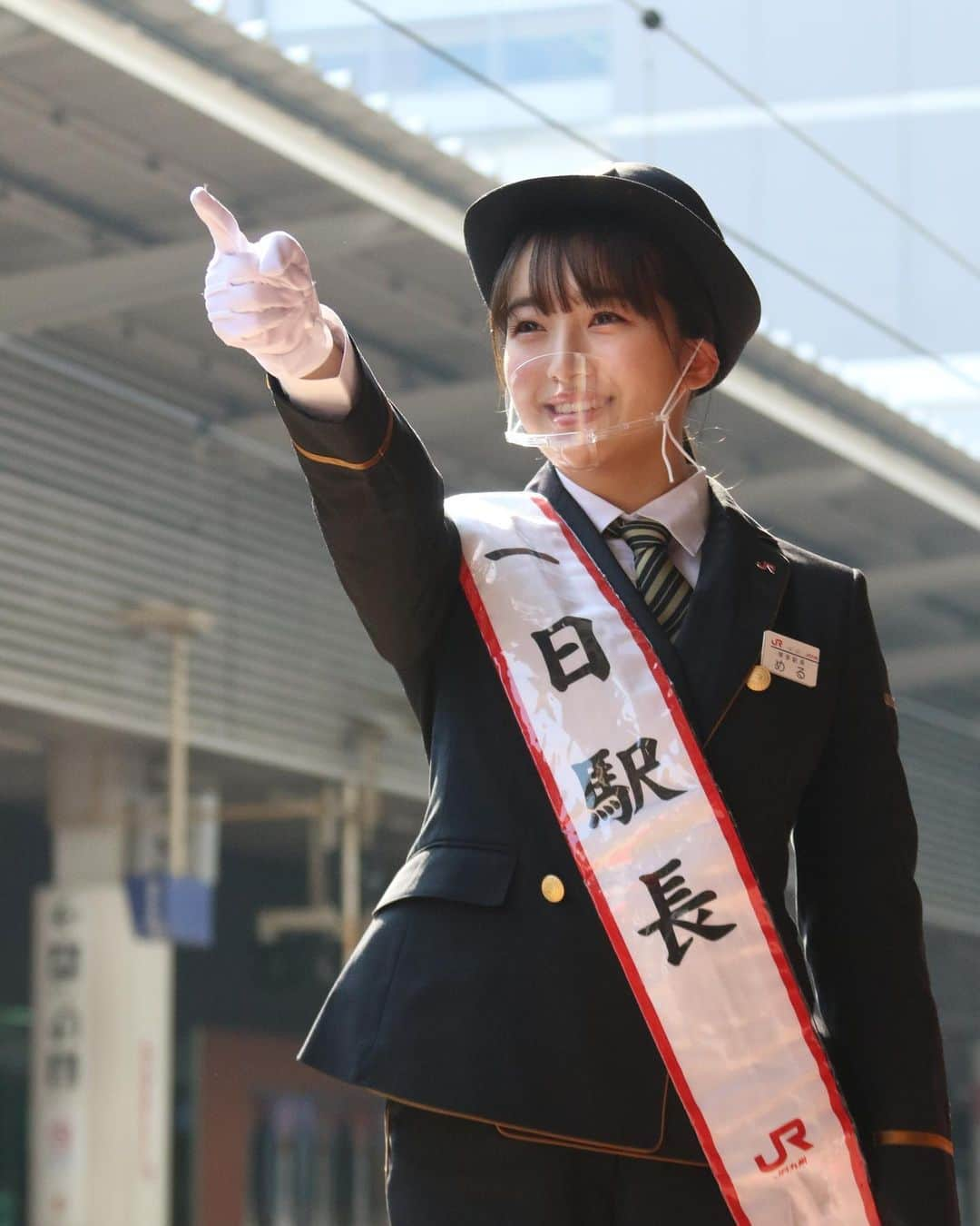 田島芽瑠さんのインスタグラム写真 - (田島芽瑠Instagram)「博多駅の1日駅長に任命されました♡  今日は博多駅で1日駅長として働かせていただきました！！ 鬼滅のラッピングトレインの出発式もさせていただきました🥺最高すぎた！  博多駅にて、今日から私のアナウンスが流れています！ なんと、30分に1回のペースで放送してくれるそうです😳すごすぎ！ 博多駅にお越しの際は是非聞いてみてください！  等身大パネルにもサイン書いてきたよー！写真撮ってね🥰  貴重な経験をさせていただき本当にありがとうございました！最高の1日でした♡  楽しかった！！！  写真提供:西スポさん」10月29日 21時02分 - meru_chan_official