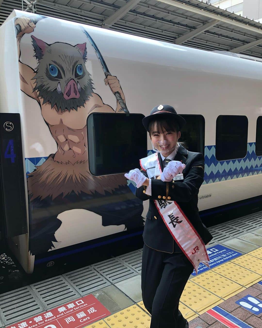 田島芽瑠さんのインスタグラム写真 - (田島芽瑠Instagram)「博多駅の1日駅長に任命されました♡  今日は博多駅で1日駅長として働かせていただきました！！ 鬼滅のラッピングトレインの出発式もさせていただきました🥺最高すぎた！  博多駅にて、今日から私のアナウンスが流れています！ なんと、30分に1回のペースで放送してくれるそうです😳すごすぎ！ 博多駅にお越しの際は是非聞いてみてください！  等身大パネルにもサイン書いてきたよー！写真撮ってね🥰  貴重な経験をさせていただき本当にありがとうございました！最高の1日でした♡  楽しかった！！！  写真提供:西スポさん」10月29日 21時02分 - meru_chan_official